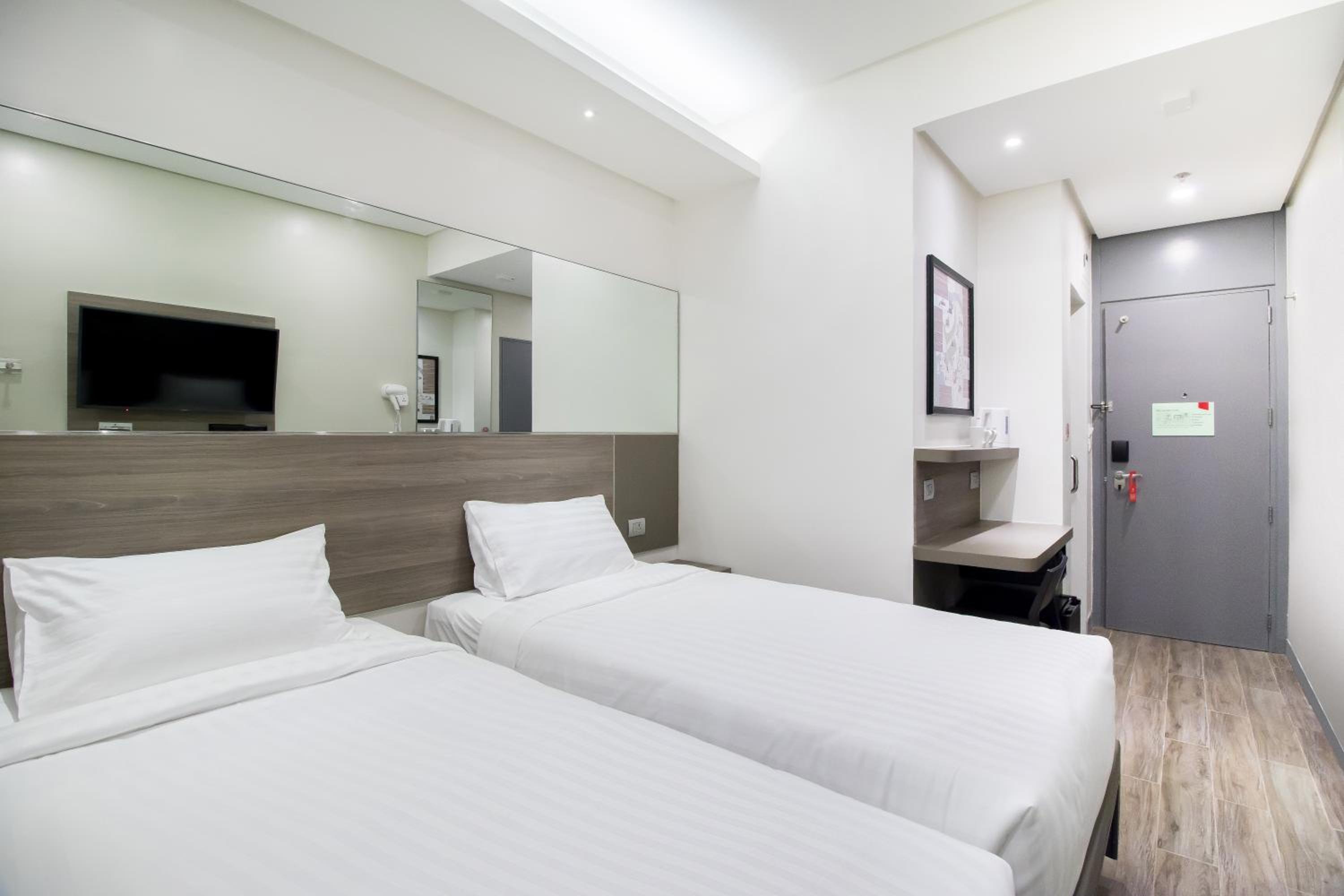 Twin Room - Photo 5