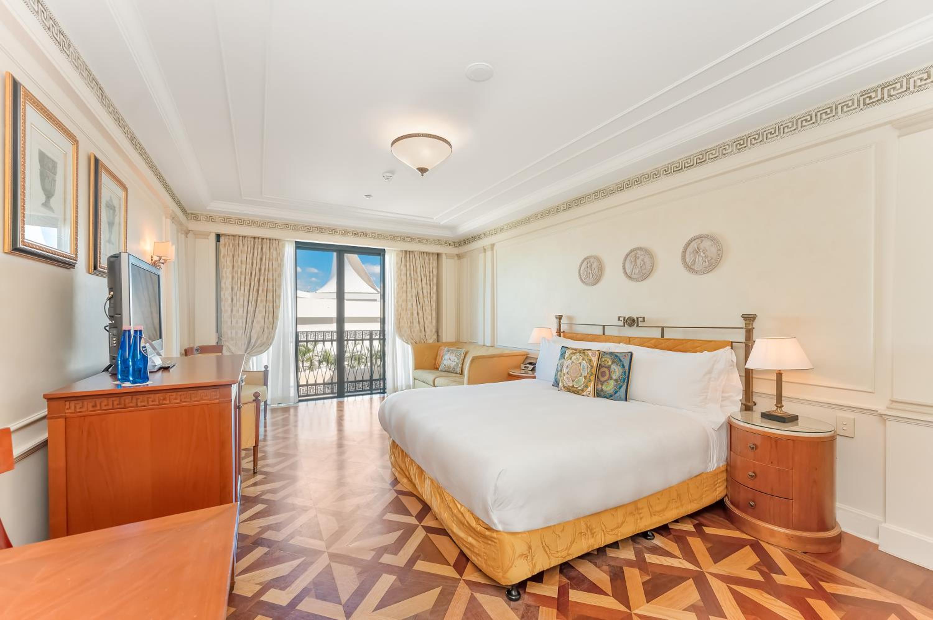 Superior King Room thumbnail 6