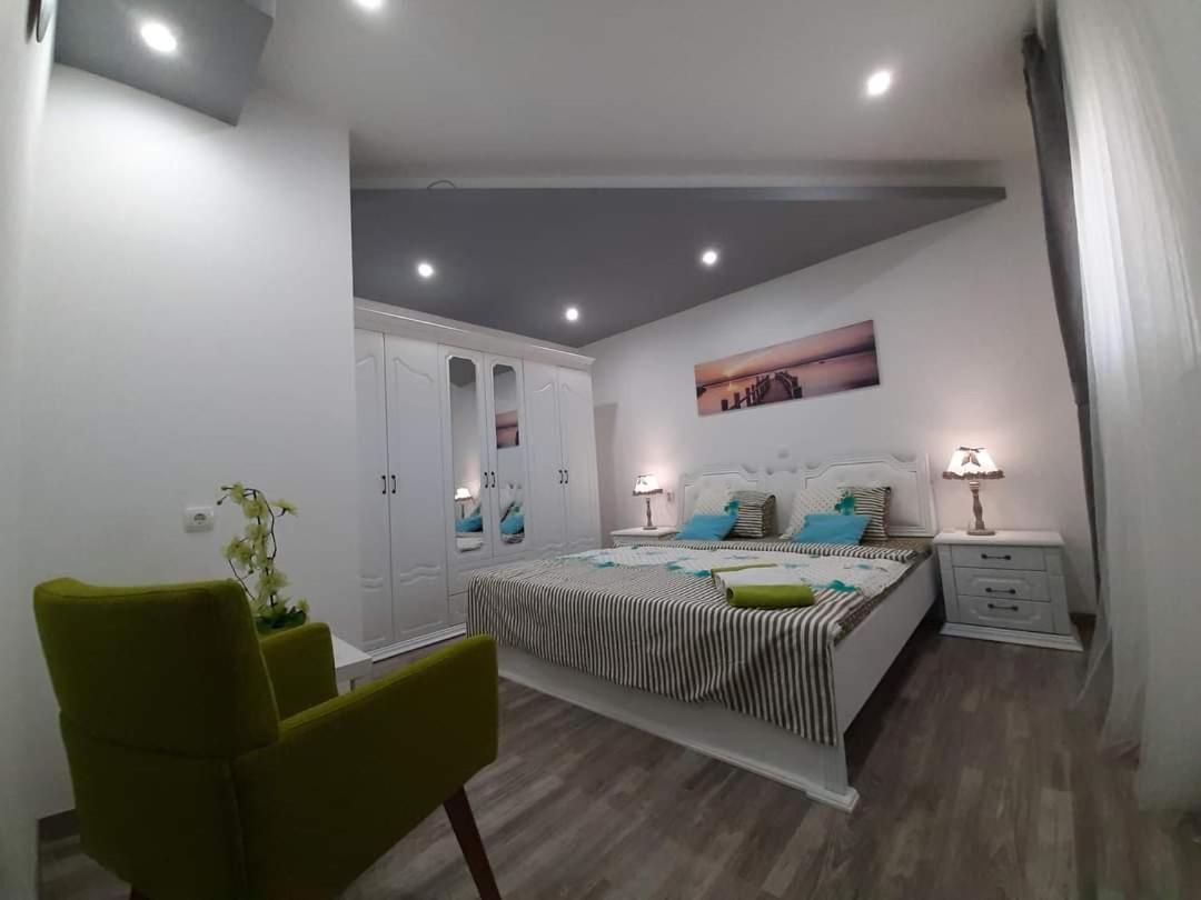 One-Bedroom Apartment with Sea View photo 2