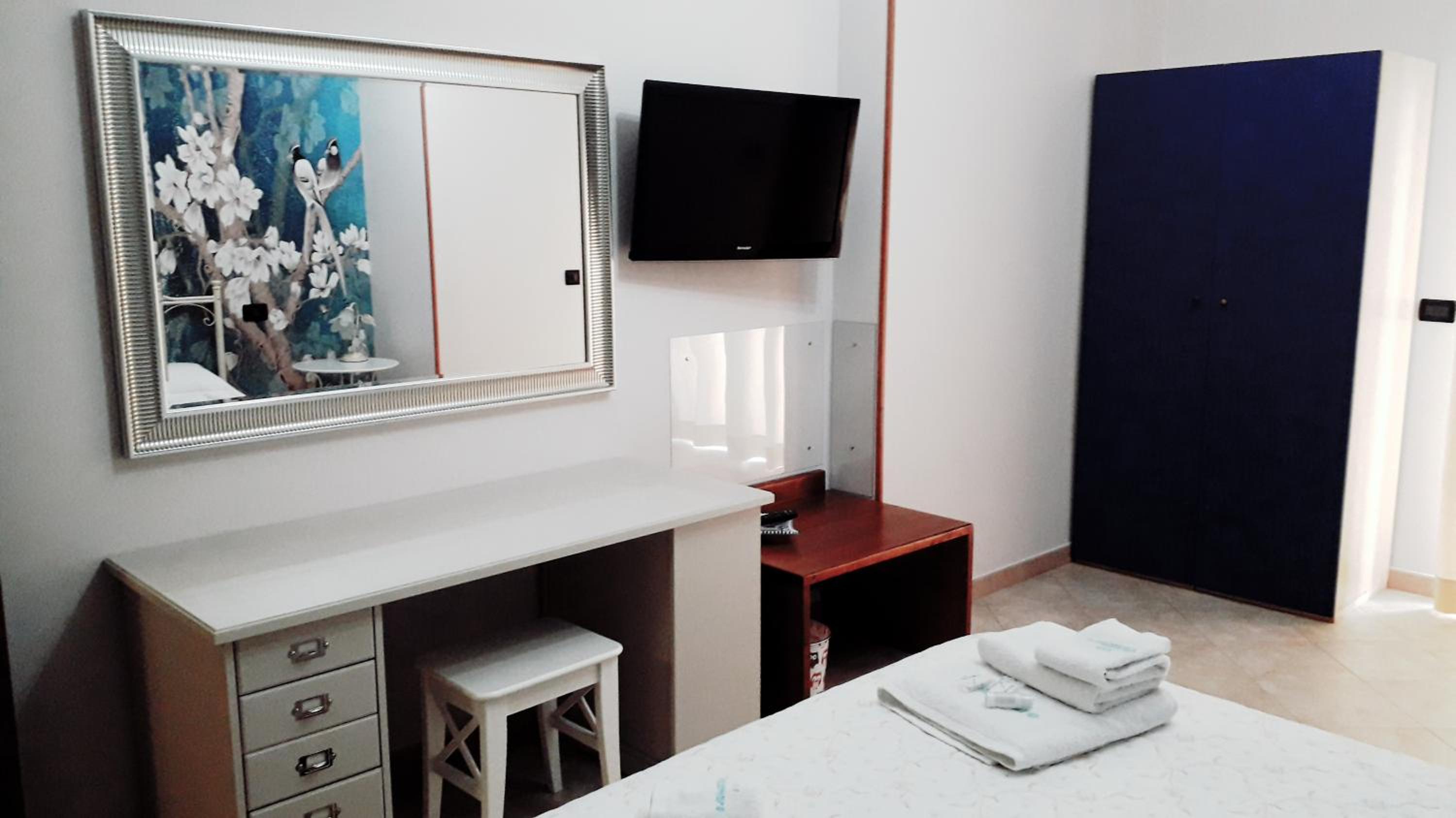 Double Room with Balcony - Photo 16