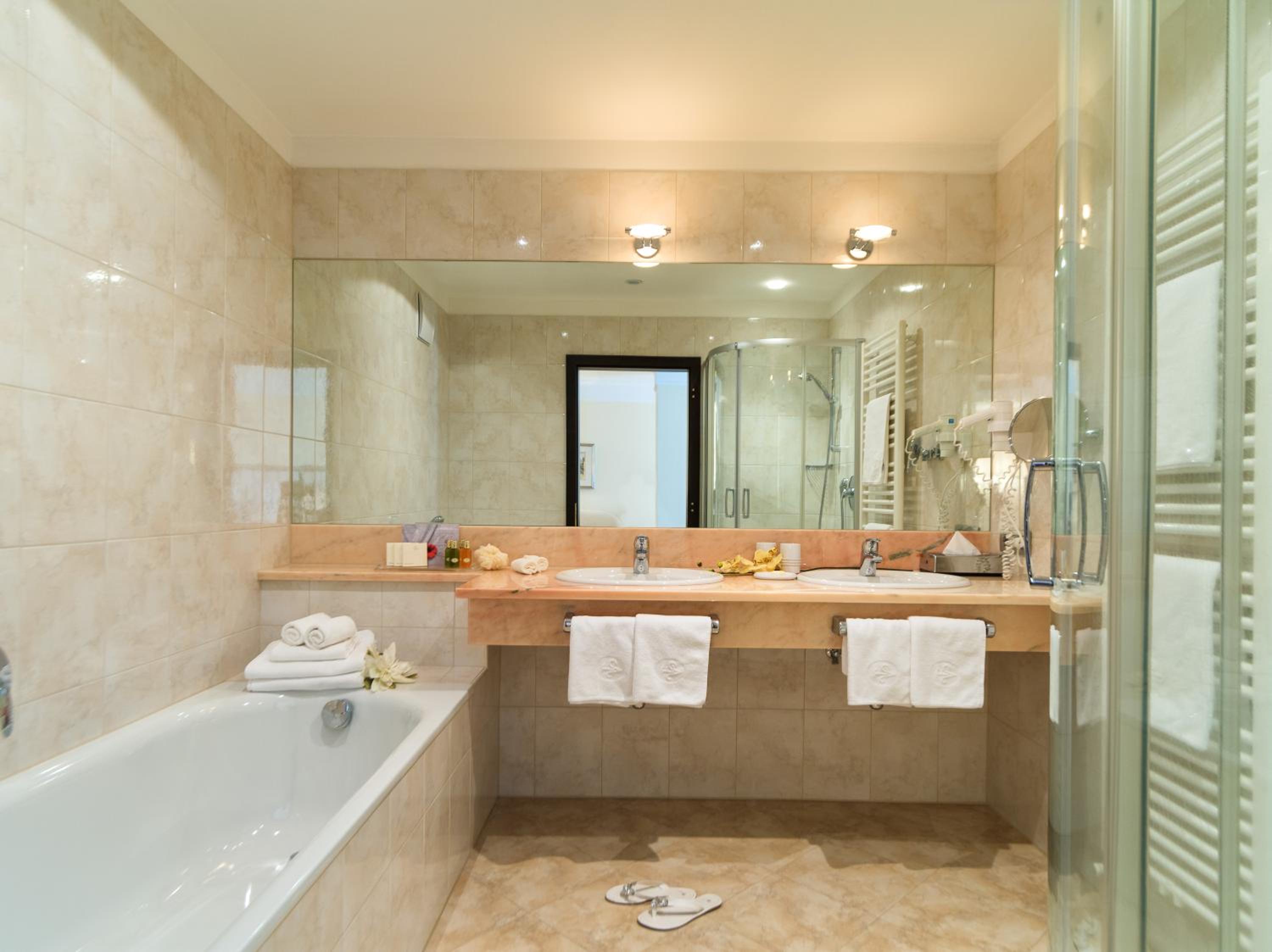 Deluxe Double Room with Balcony and Mountain View photo 3