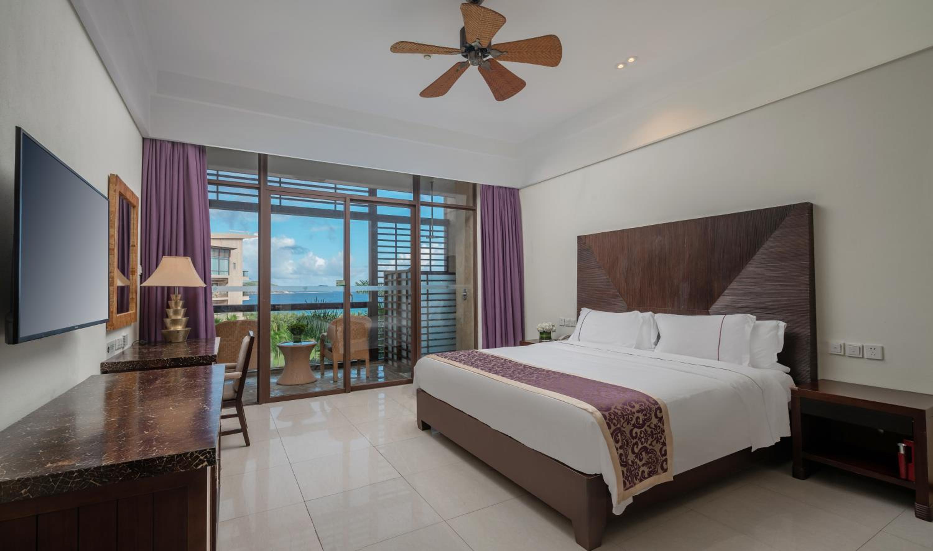 Deluxe King Room with Sea View - Photo 1