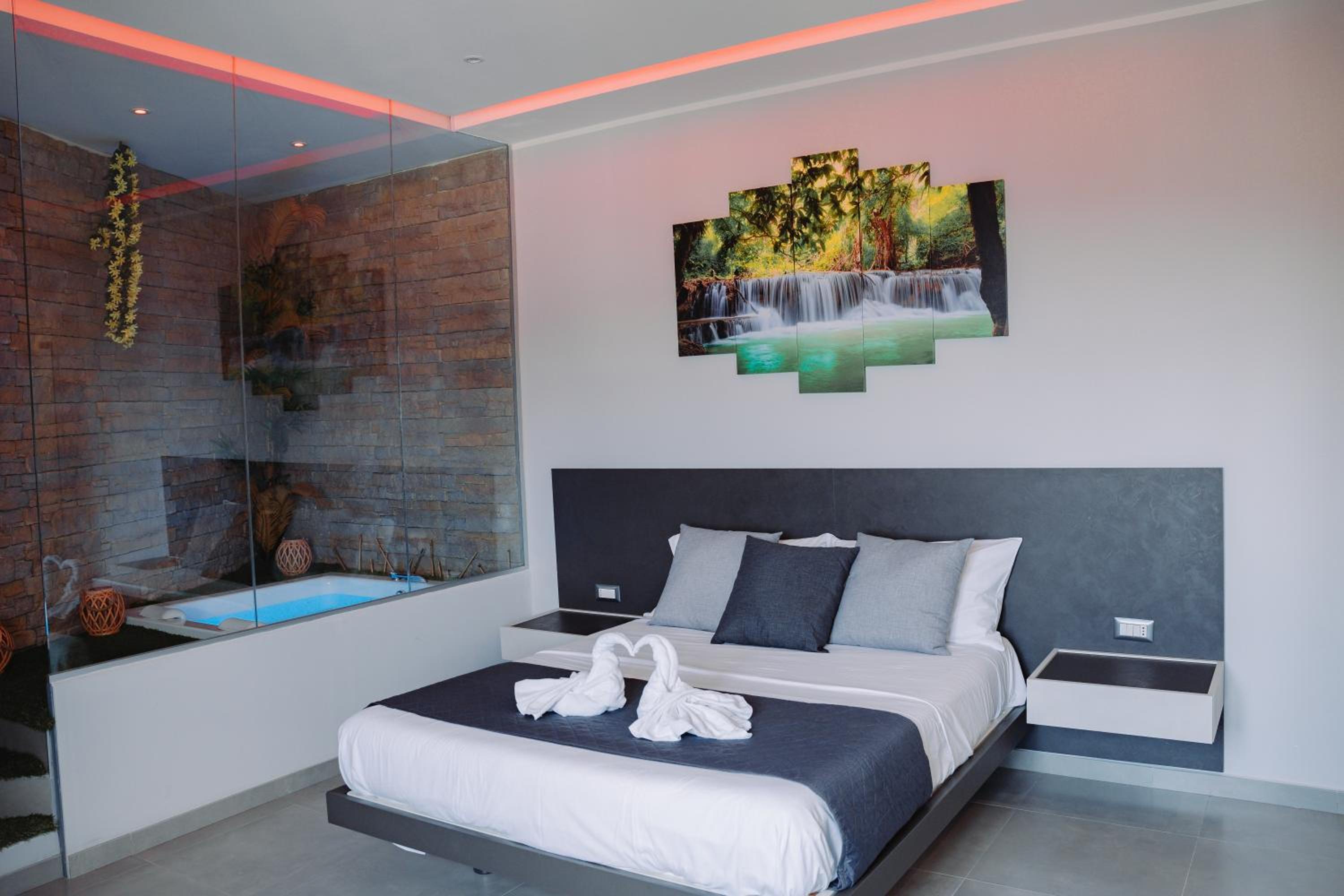 Suite with Hot Tub