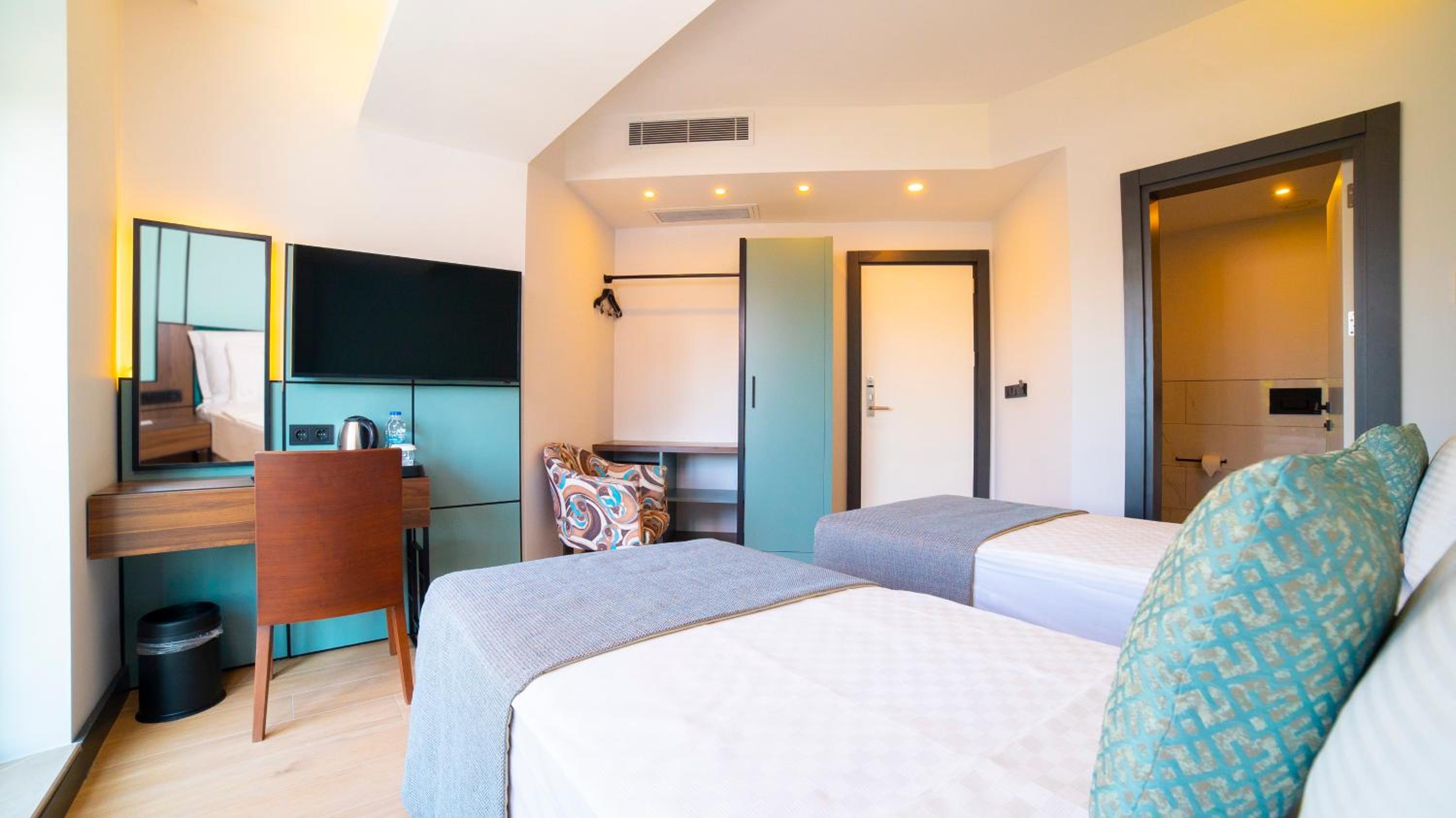 Twin Room with Pool View thumbnail 5