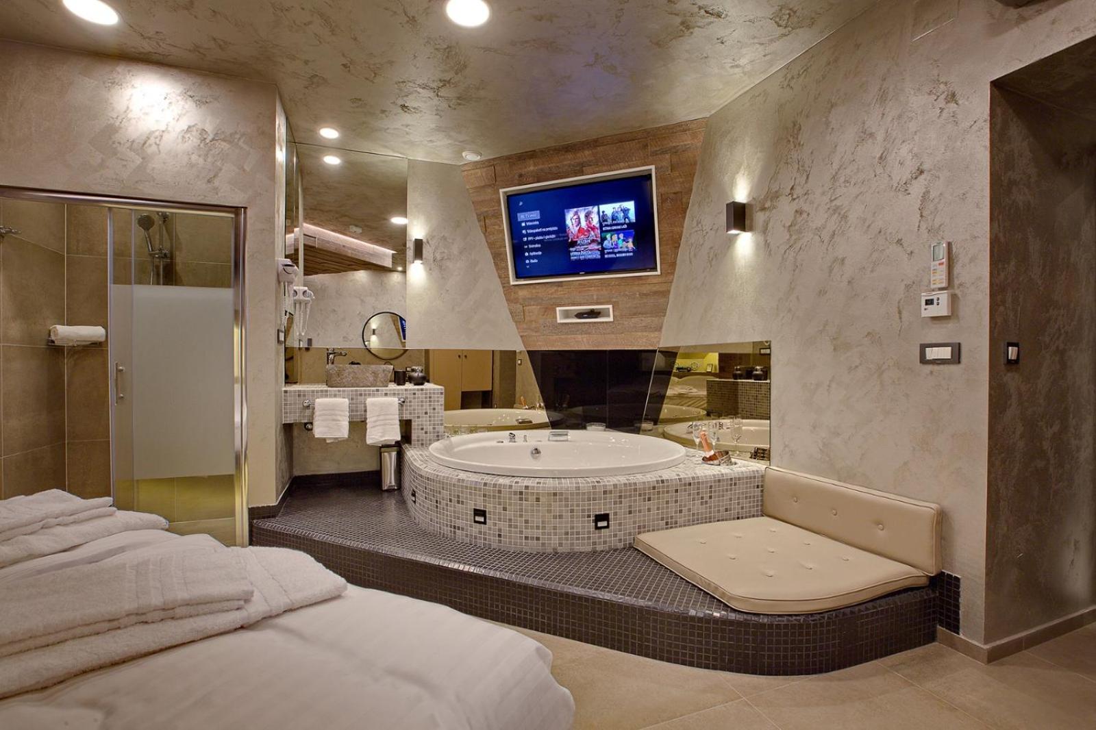 Deluxe Double Room with Bath - Photo 4