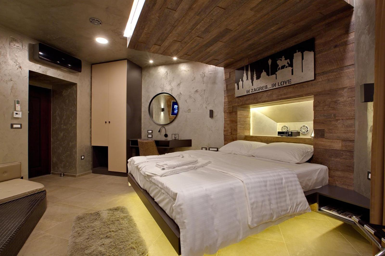 Deluxe Double Room with Bath - Photo 16