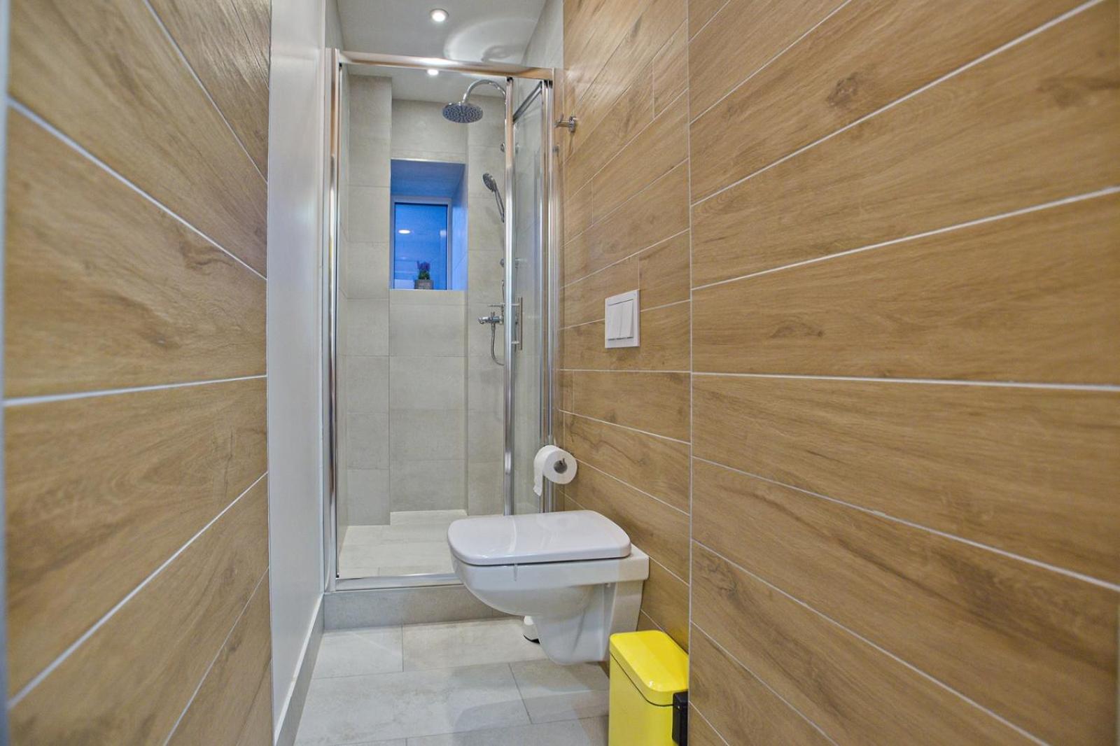 Deluxe Double Room with Shower - Photo 3