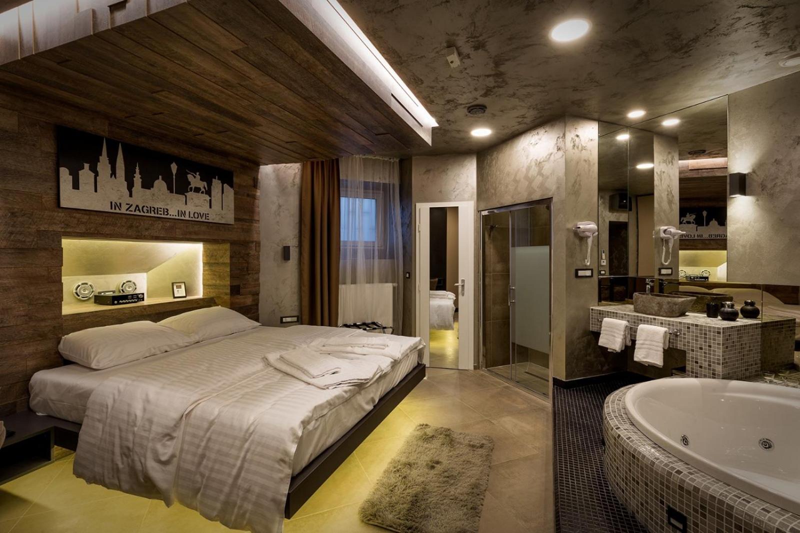 Deluxe Double Room with Bath - Photo 1