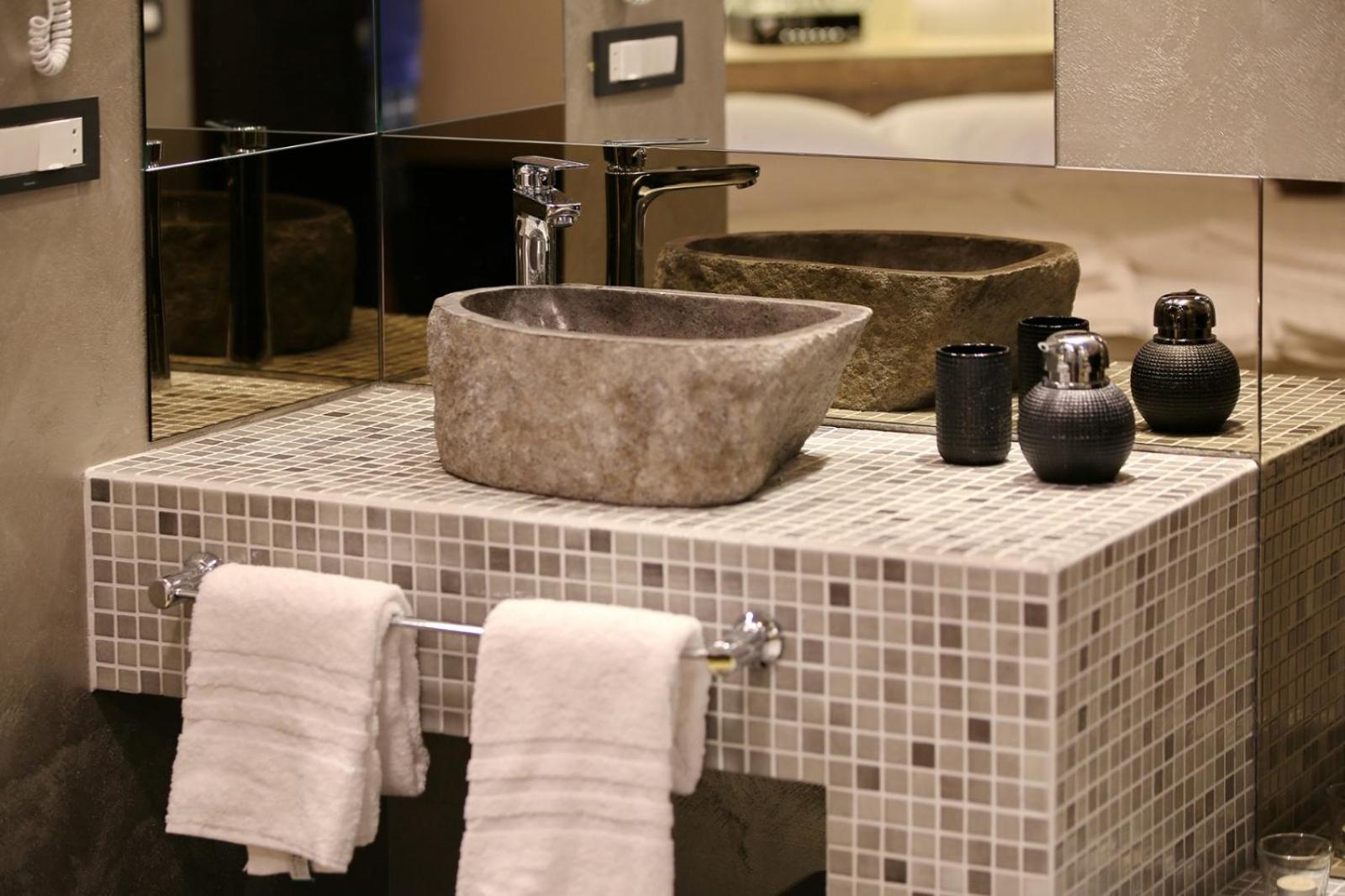 Deluxe Double Room with Bath - Photo 7