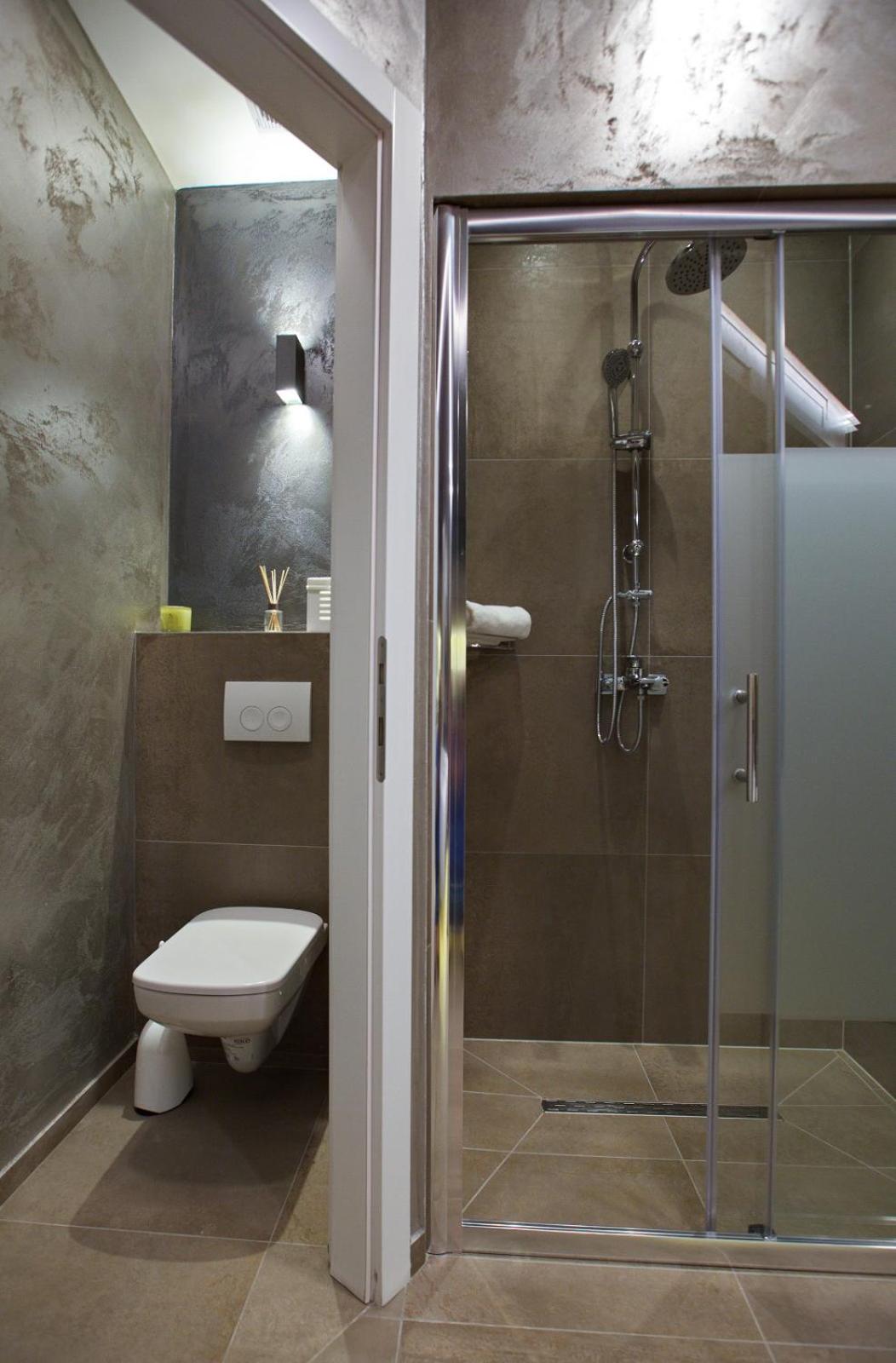 Deluxe Double Room with Bath - Photo 15