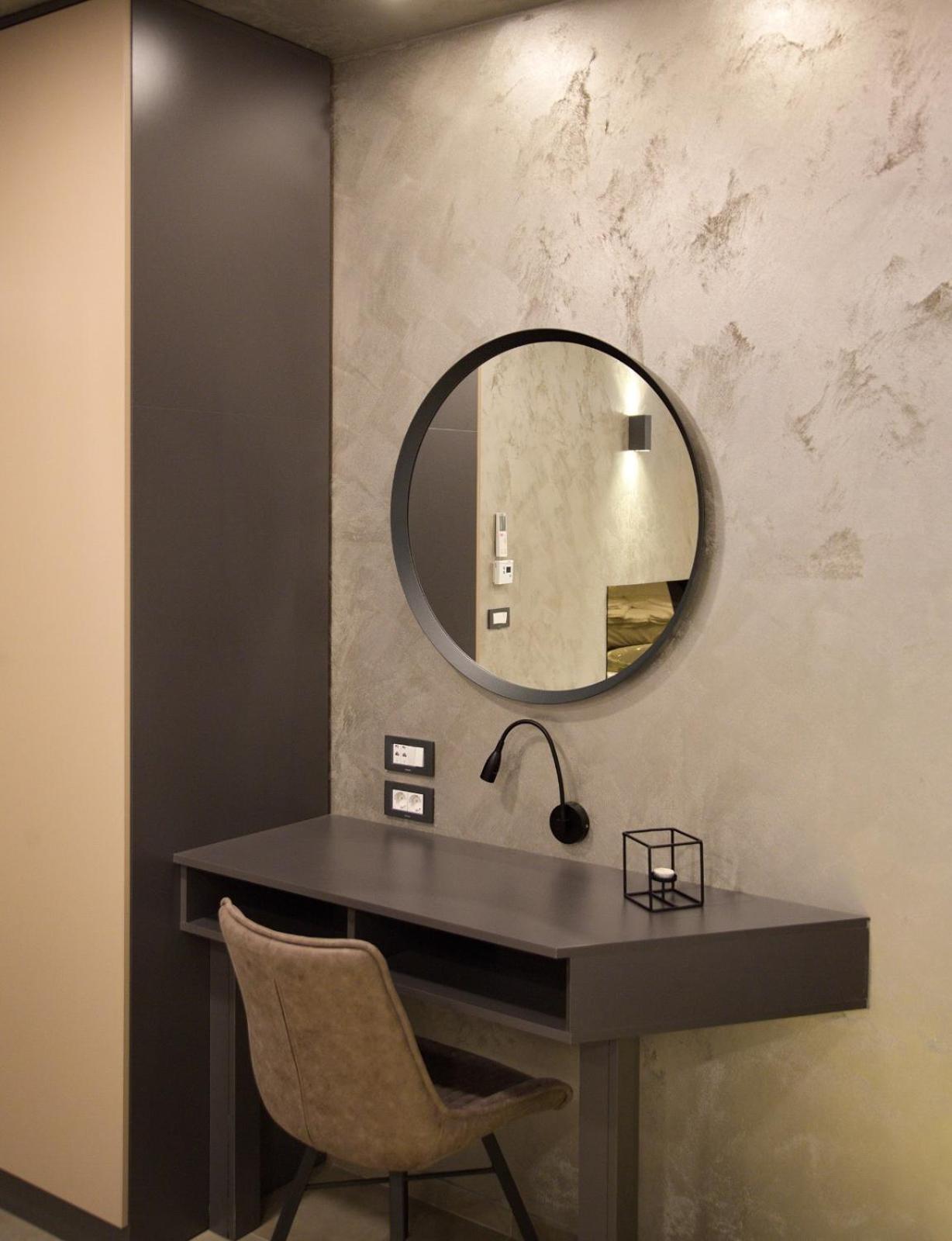 Deluxe Double Room with Bath - Photo 10