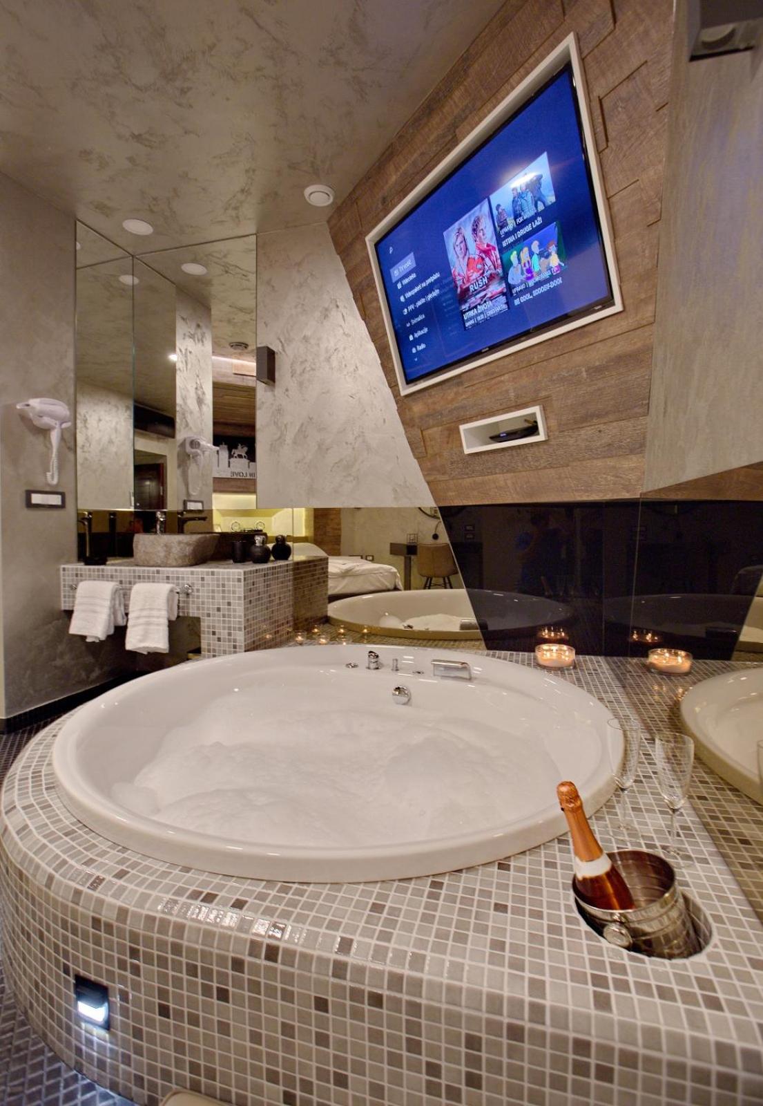 Deluxe Double Room with Bath - Photo 14