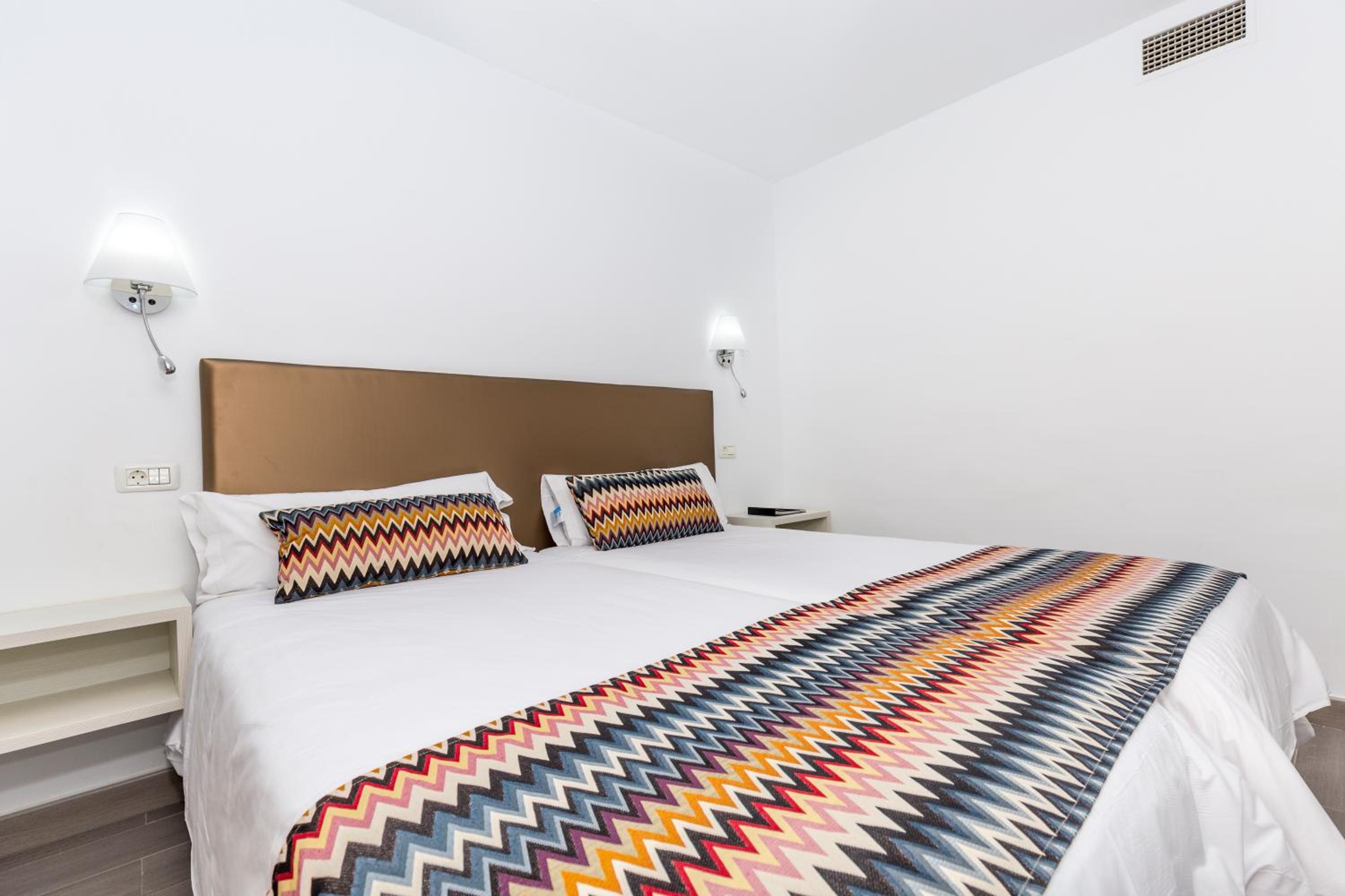 Superior One-Bedroom Apartment - Photo 3