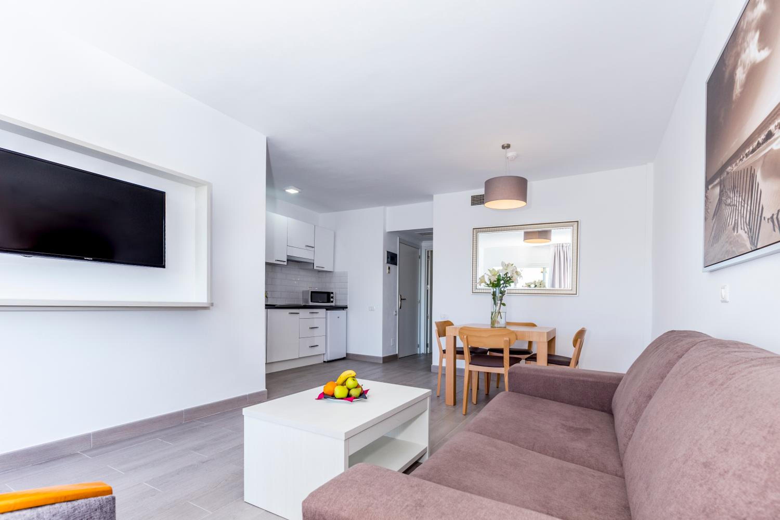Superior One-Bedroom Apartment - Photo 2