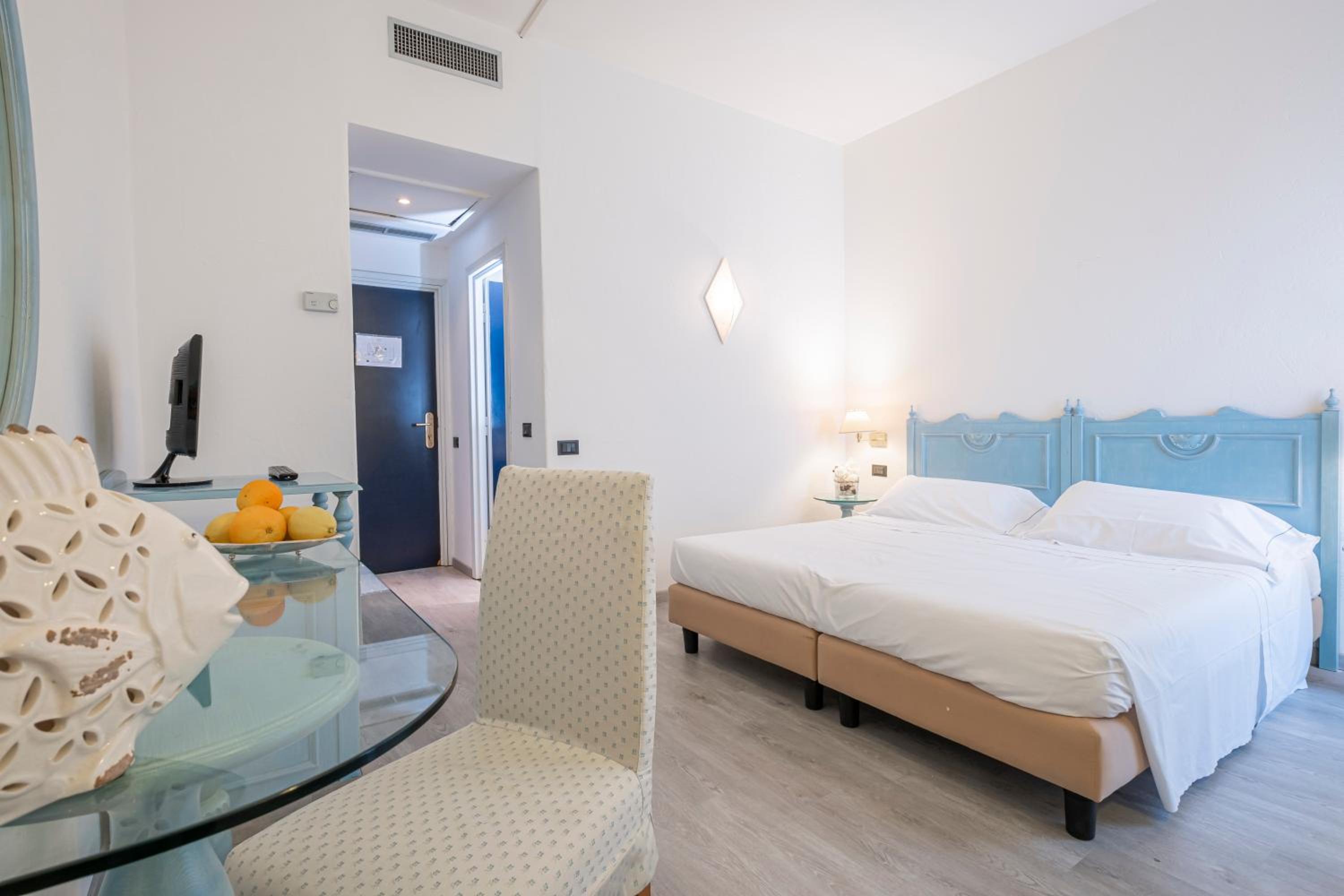 Standard Double Room - Photo 9