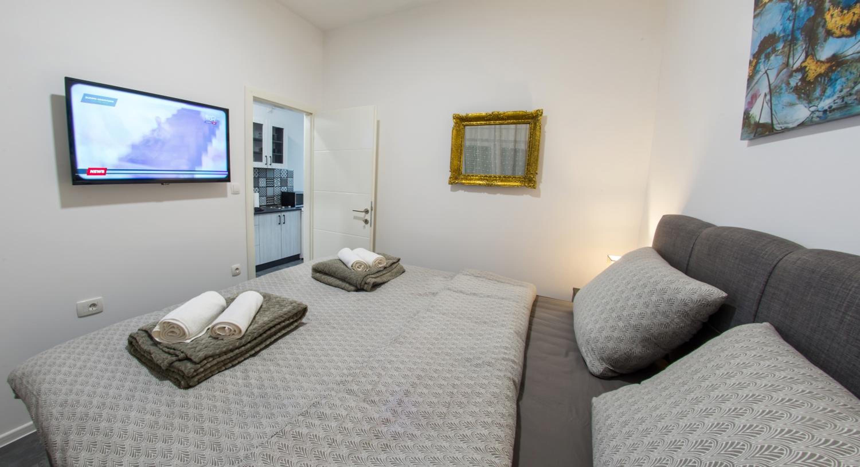 One-Bedroom Apartment photo 1