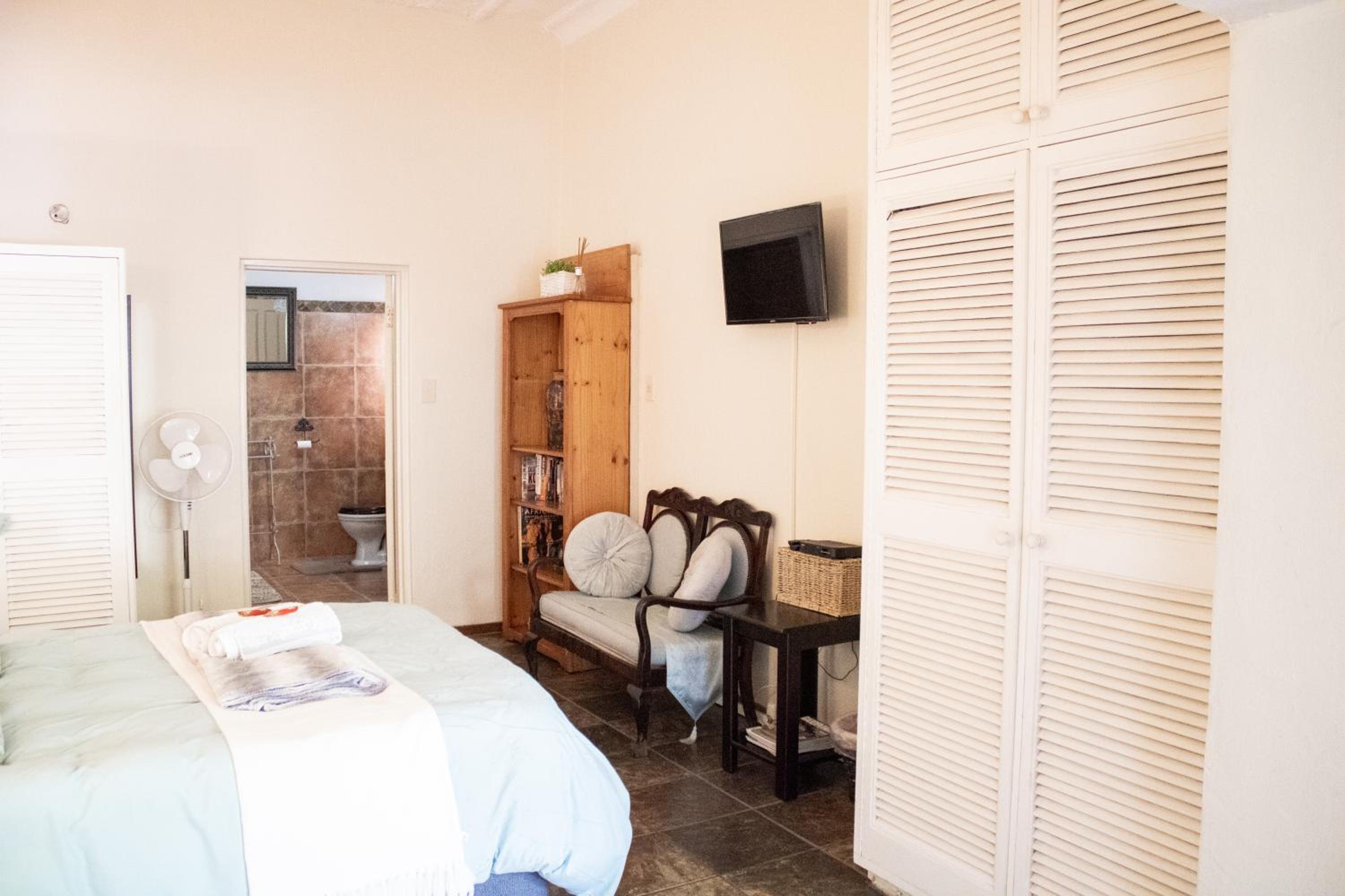 Double Room with Private Bathroom - Photo 4