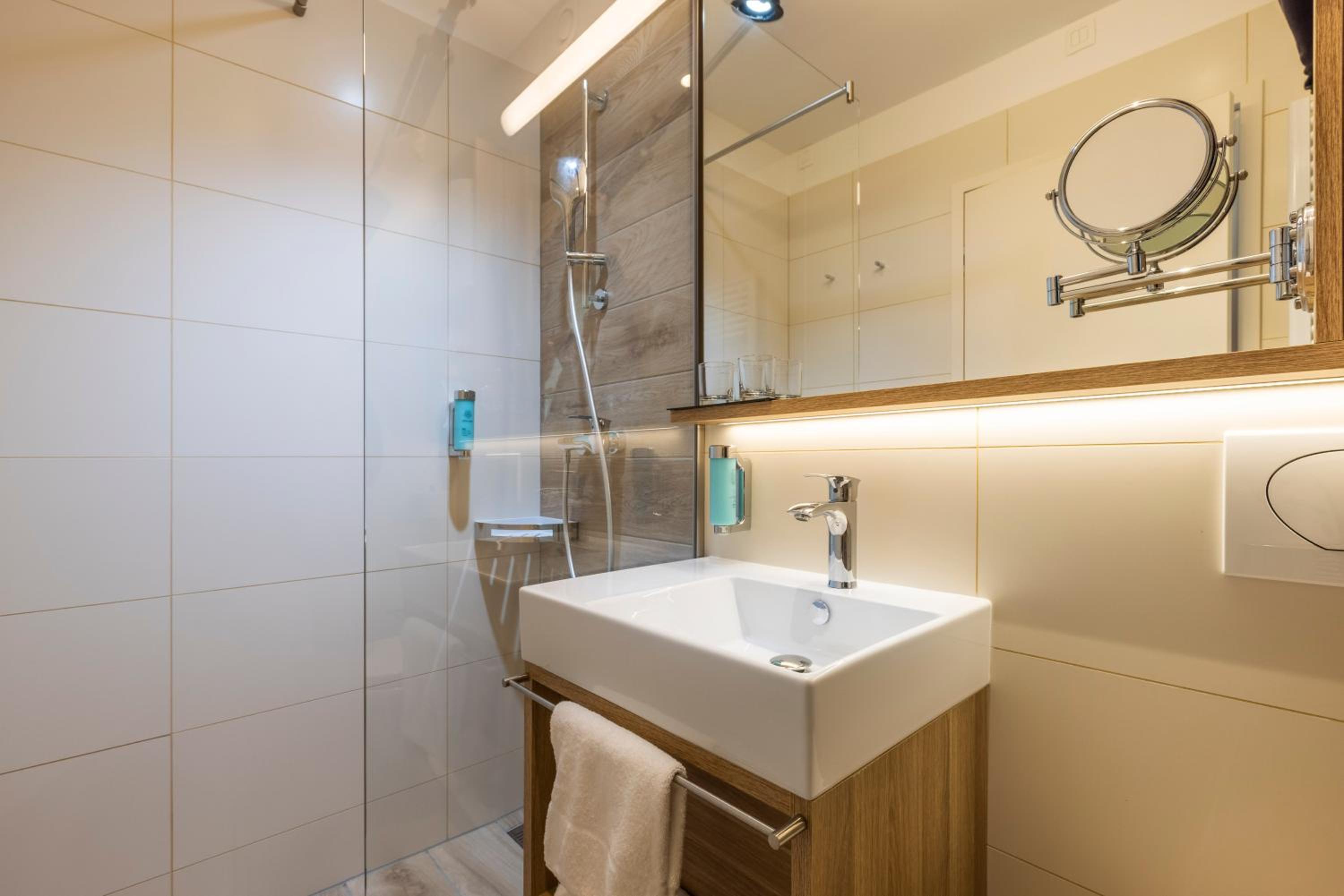 Superior Double or Twin Room with Extra bed, Balcony and Harbor view - Photo 3