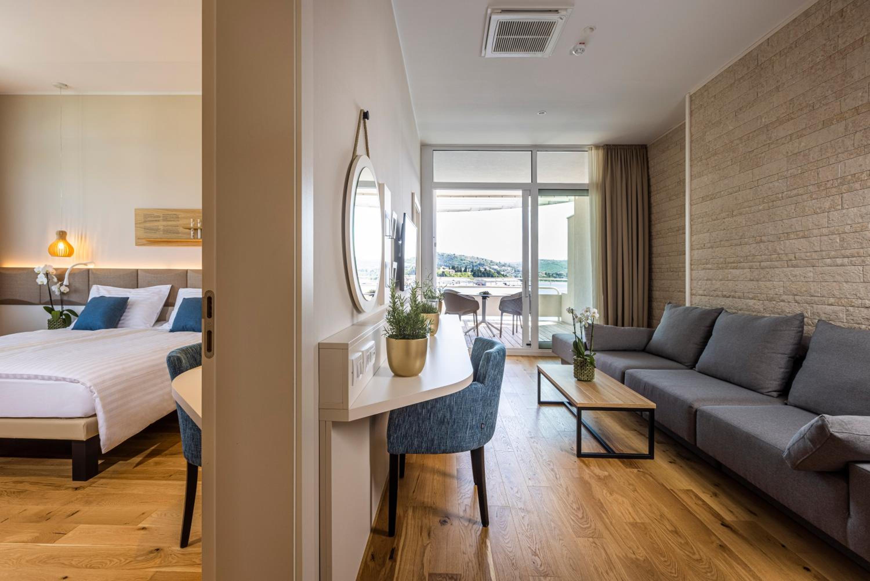 Admiral Suite with Sea View and Balcony (4 Adults) photo 3