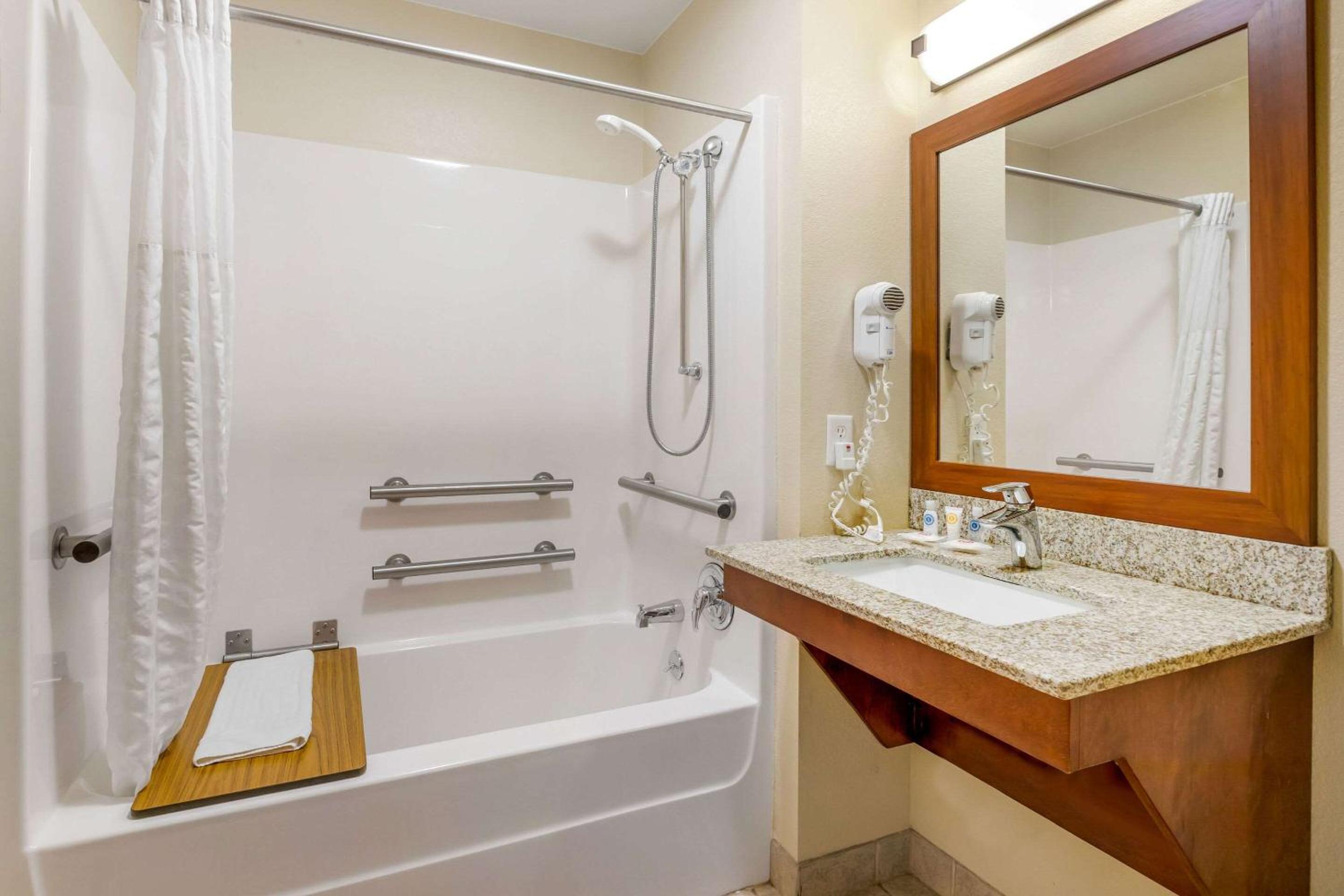 Queen Room with Two Queen Beds - Disability Access/Non-Smoking - Photo 3