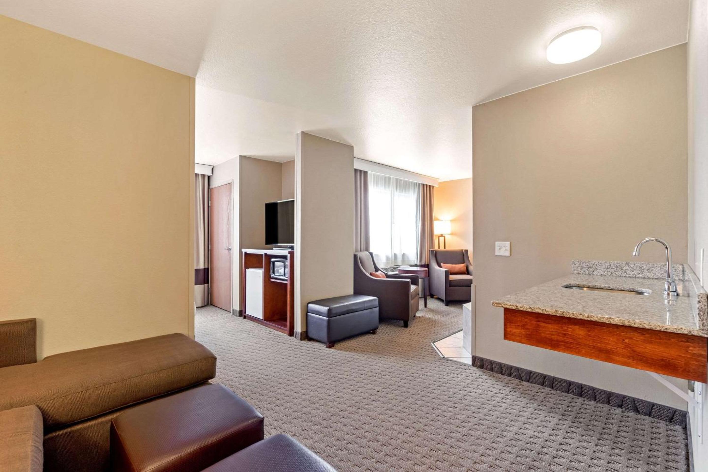 Upgrade King Suite - Accessible/Non-Smoking - Photo 7