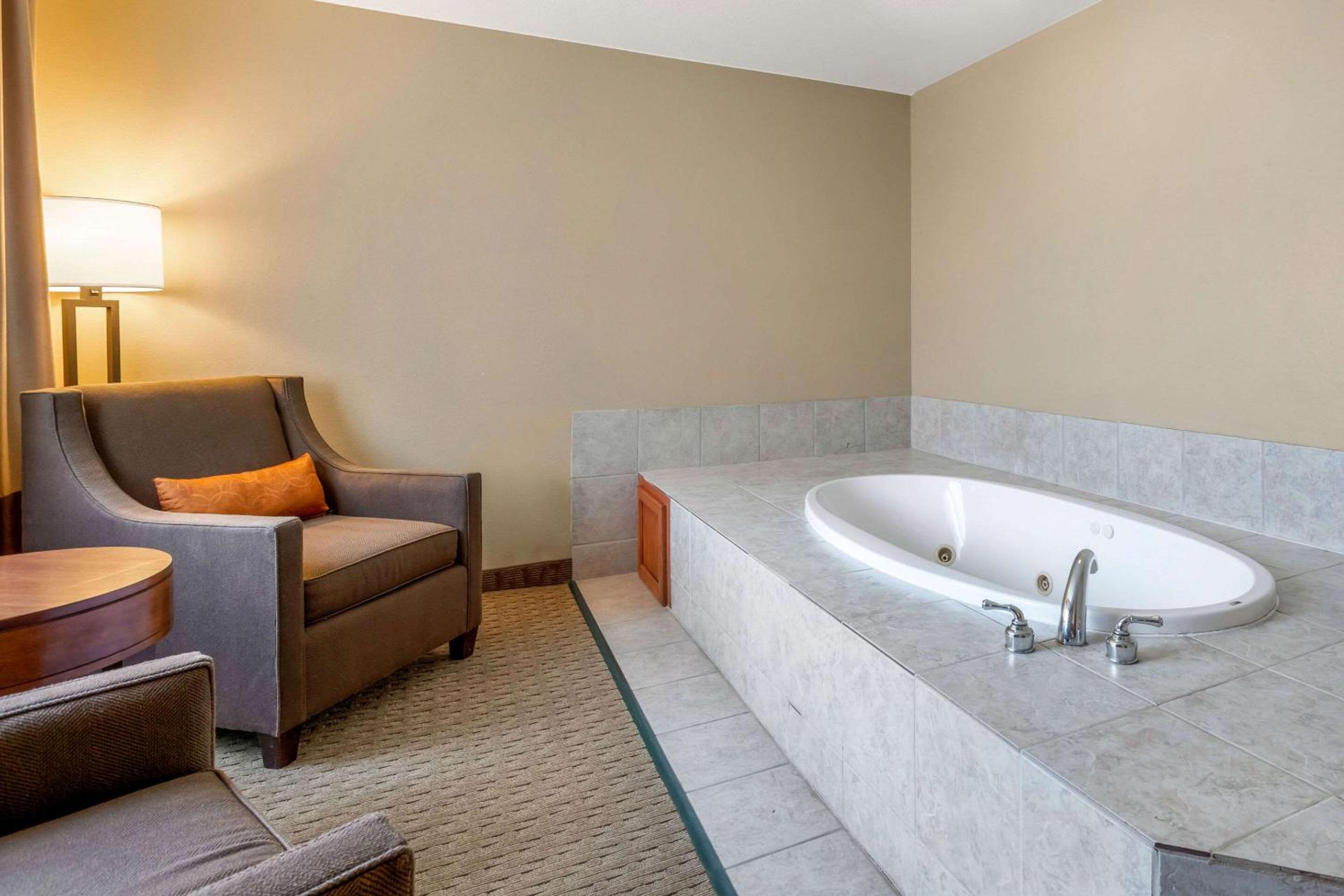 Upgrade King Suite - Accessible/Non-Smoking - Photo 3