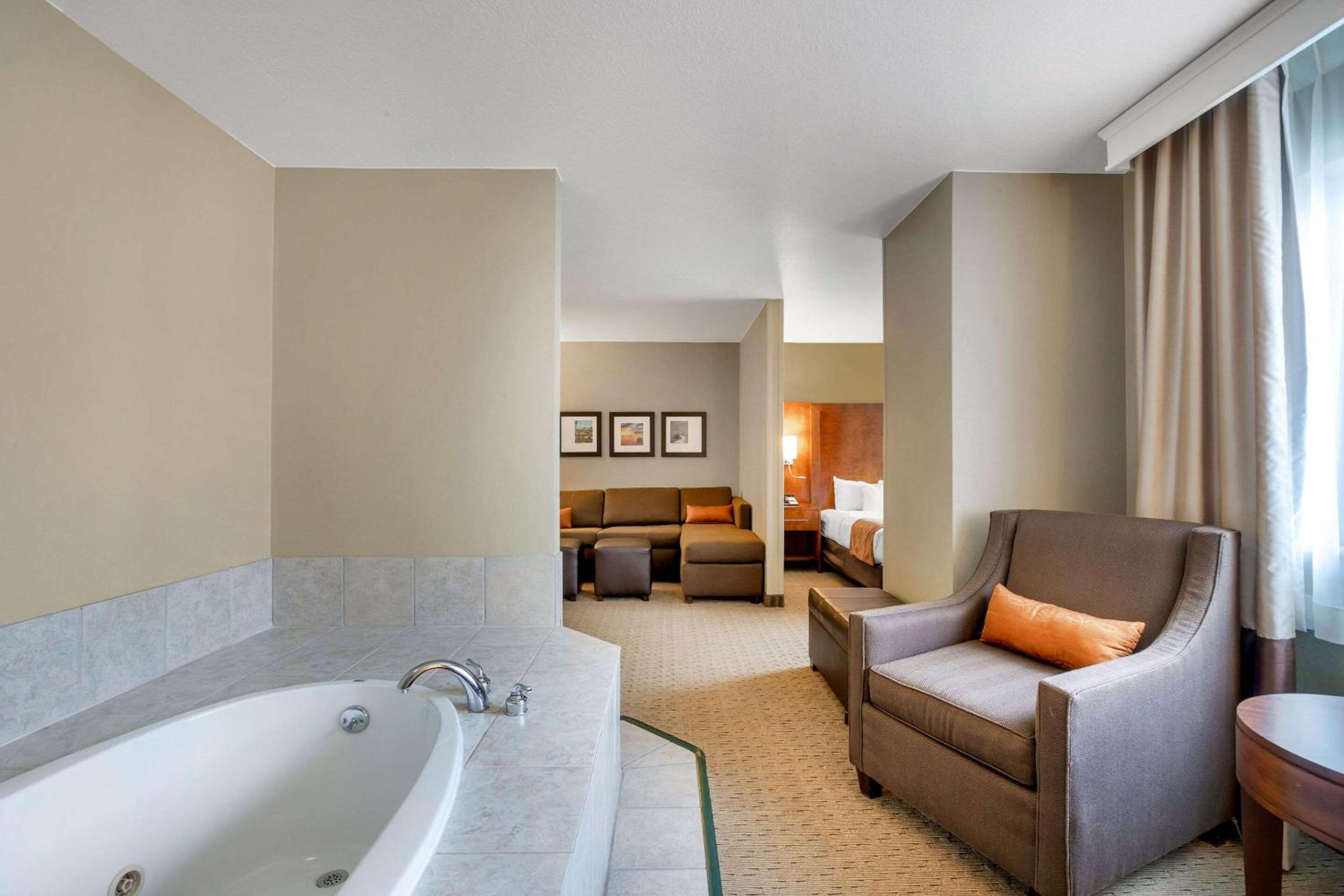 Upgrade King Suite - Accessible/Non-Smoking - Photo 8