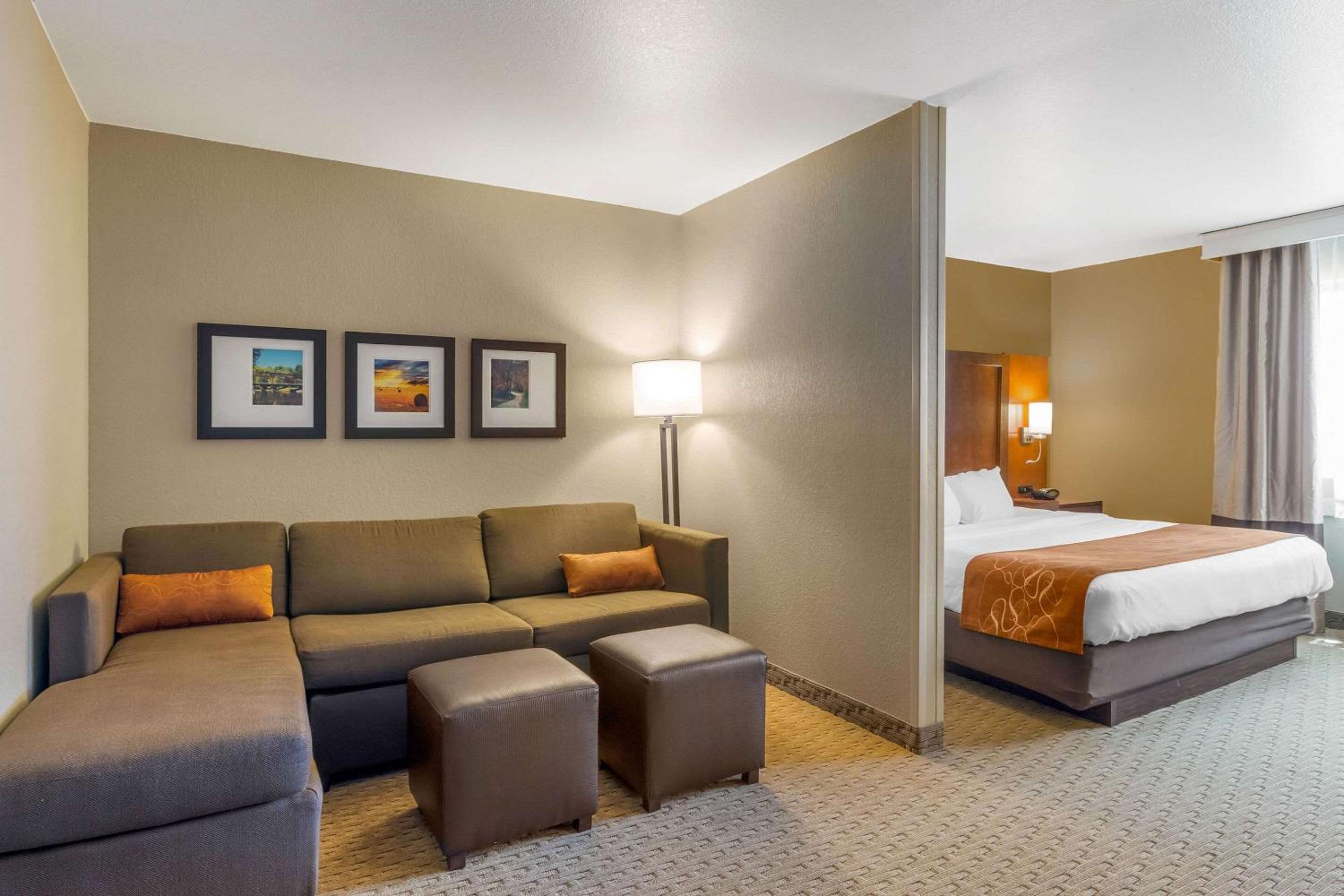 King Suite - Non-Smoking - Photo 5
