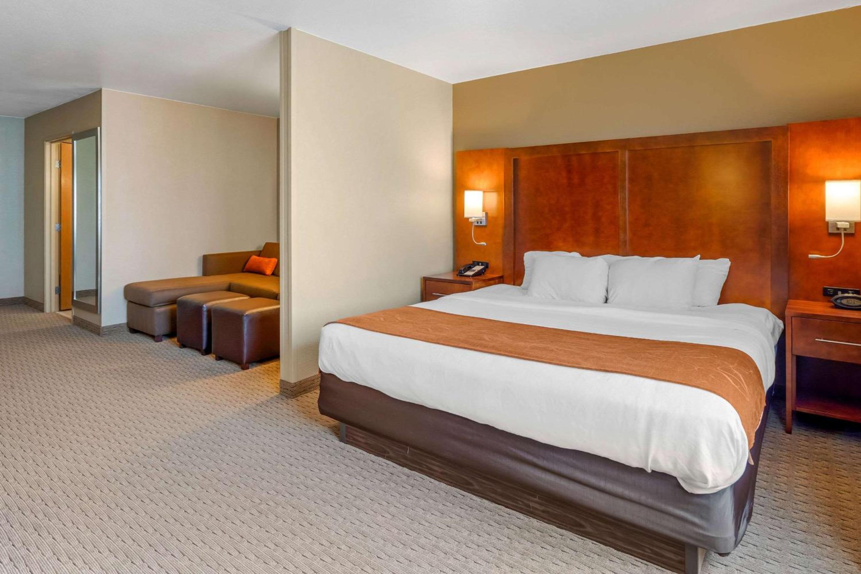King Suite - Non-Smoking - Photo 4