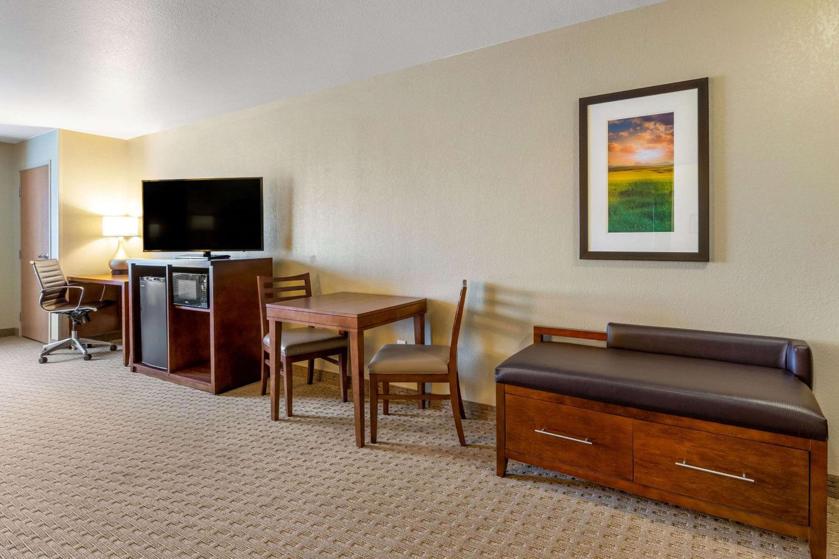 King Suite - Non-Smoking - Photo 6