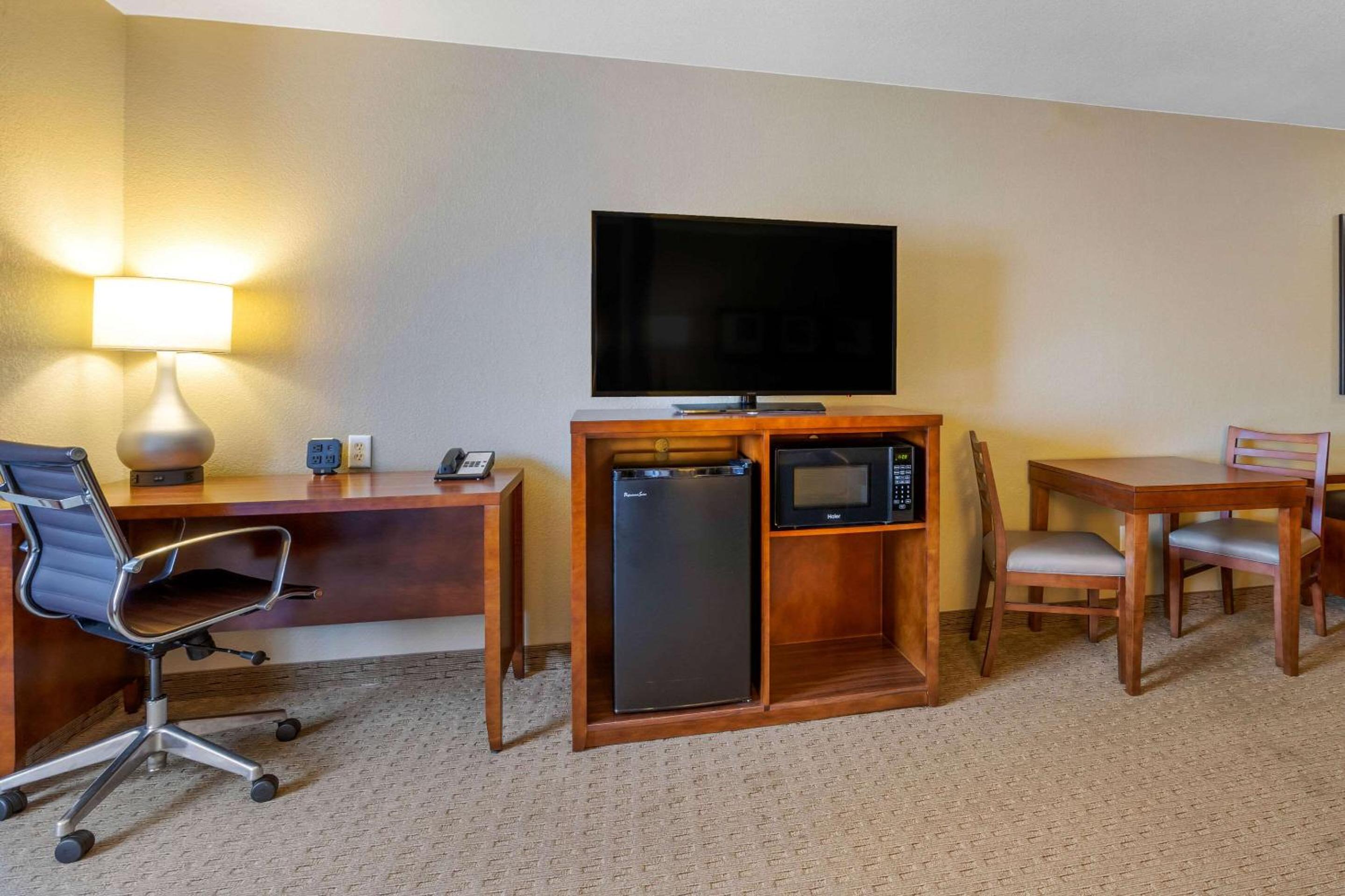 King Suite - Non-Smoking - Photo 7
