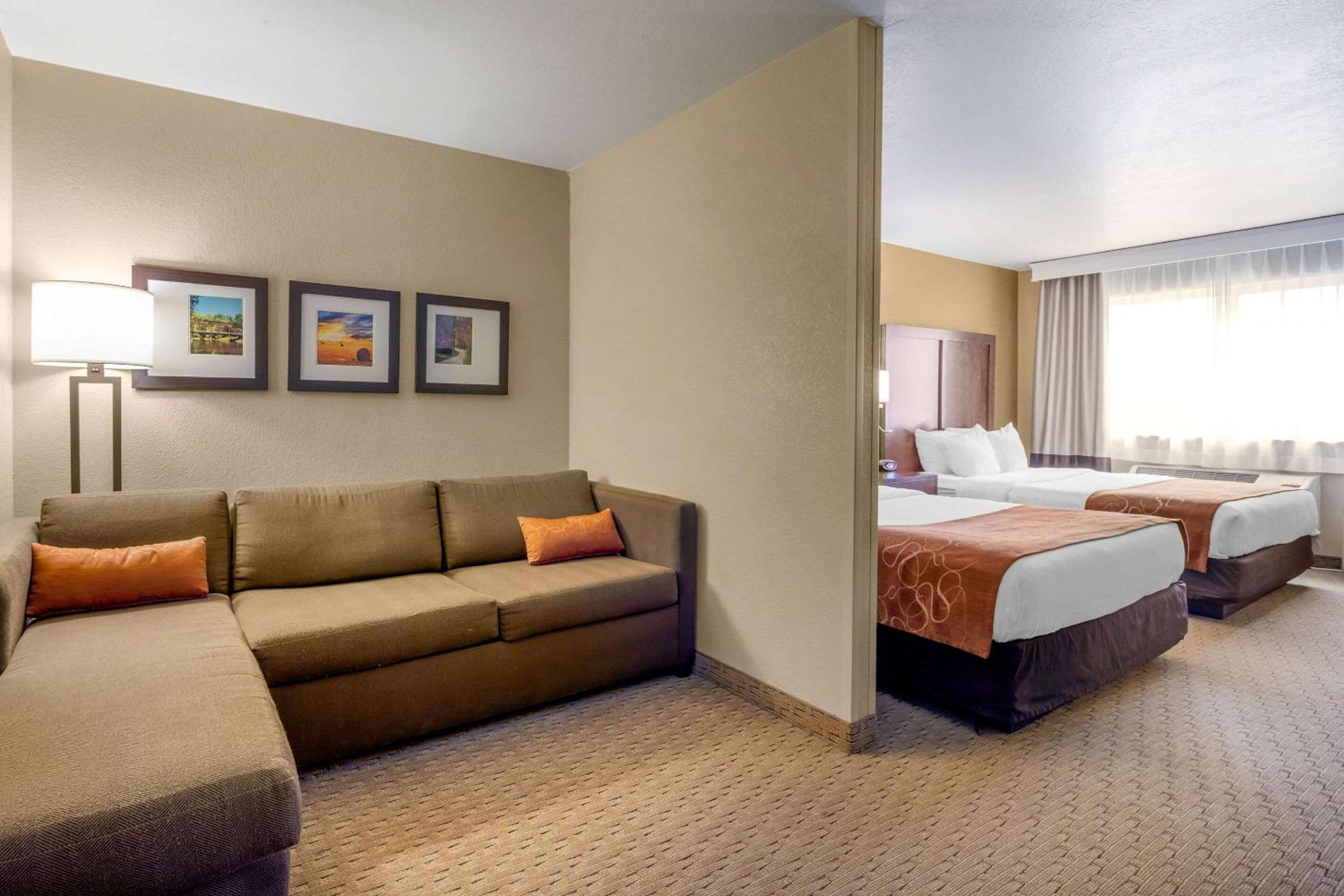 Queen Suite with Two Queen Beds - Non-Smoking - Photo 5