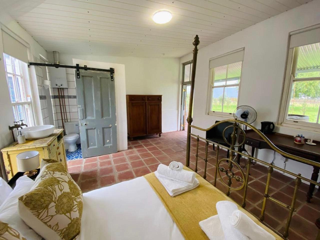 Double Room with Patio - Photo 5