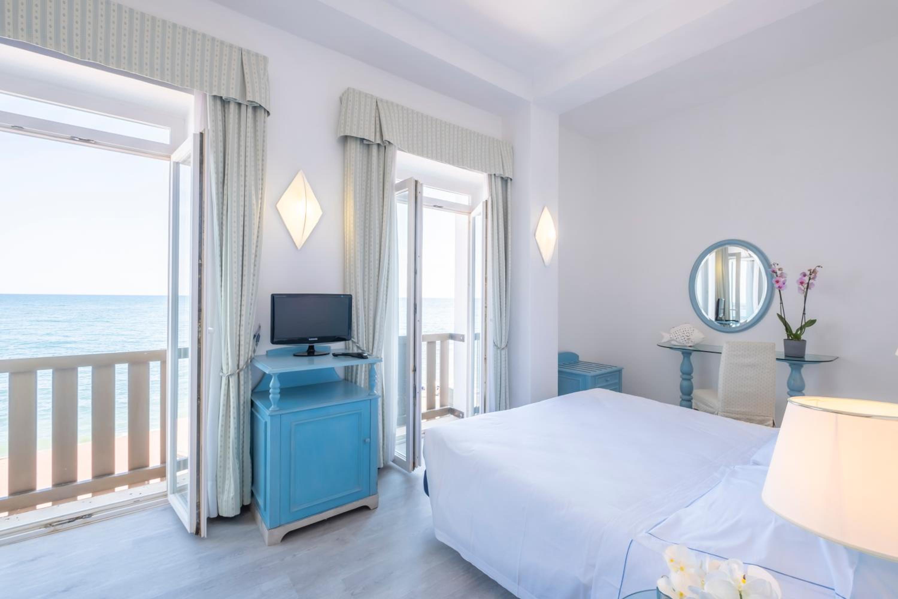 Double Room with Sea View - Photo 3