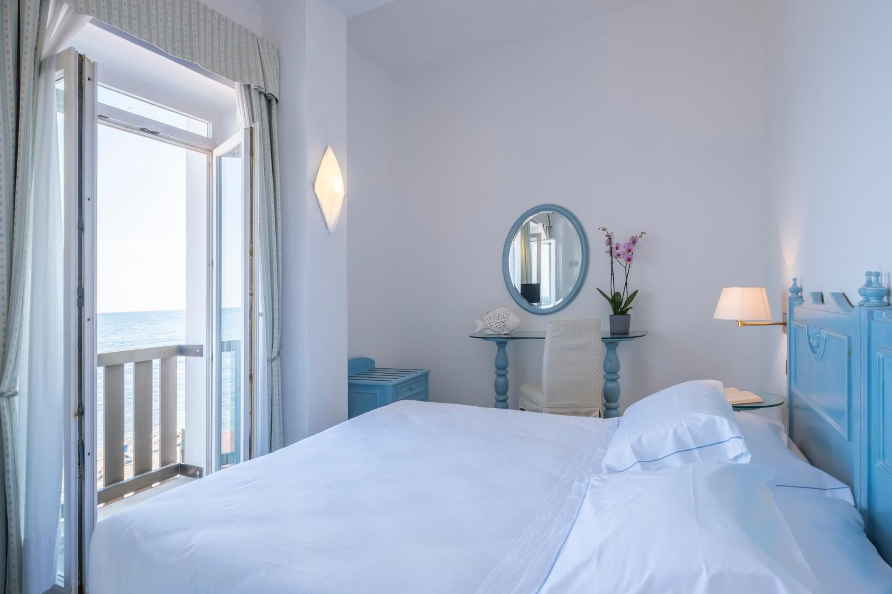 Double Room with Sea View - Photo 4
