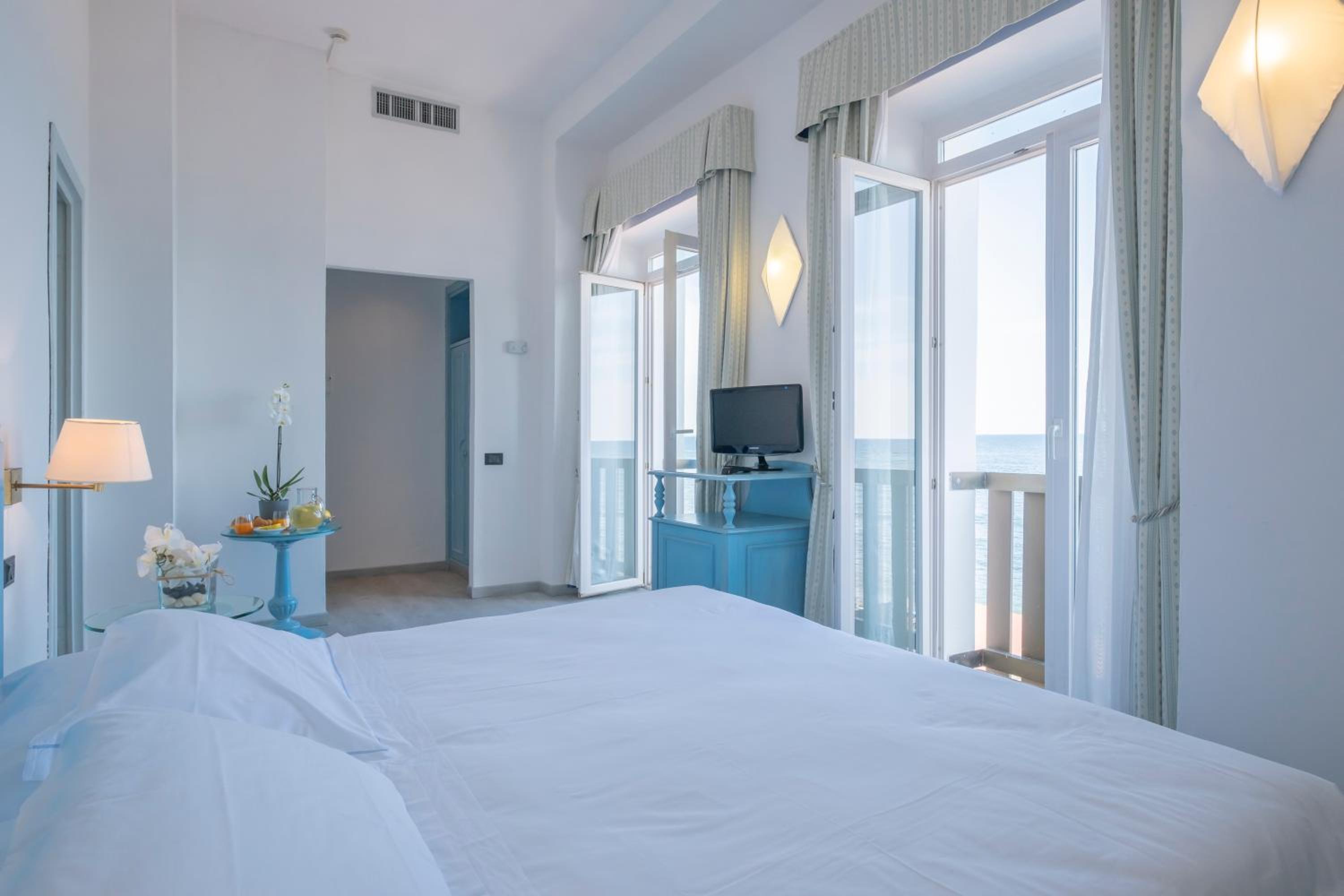 Double Room with Sea View - Photo 2