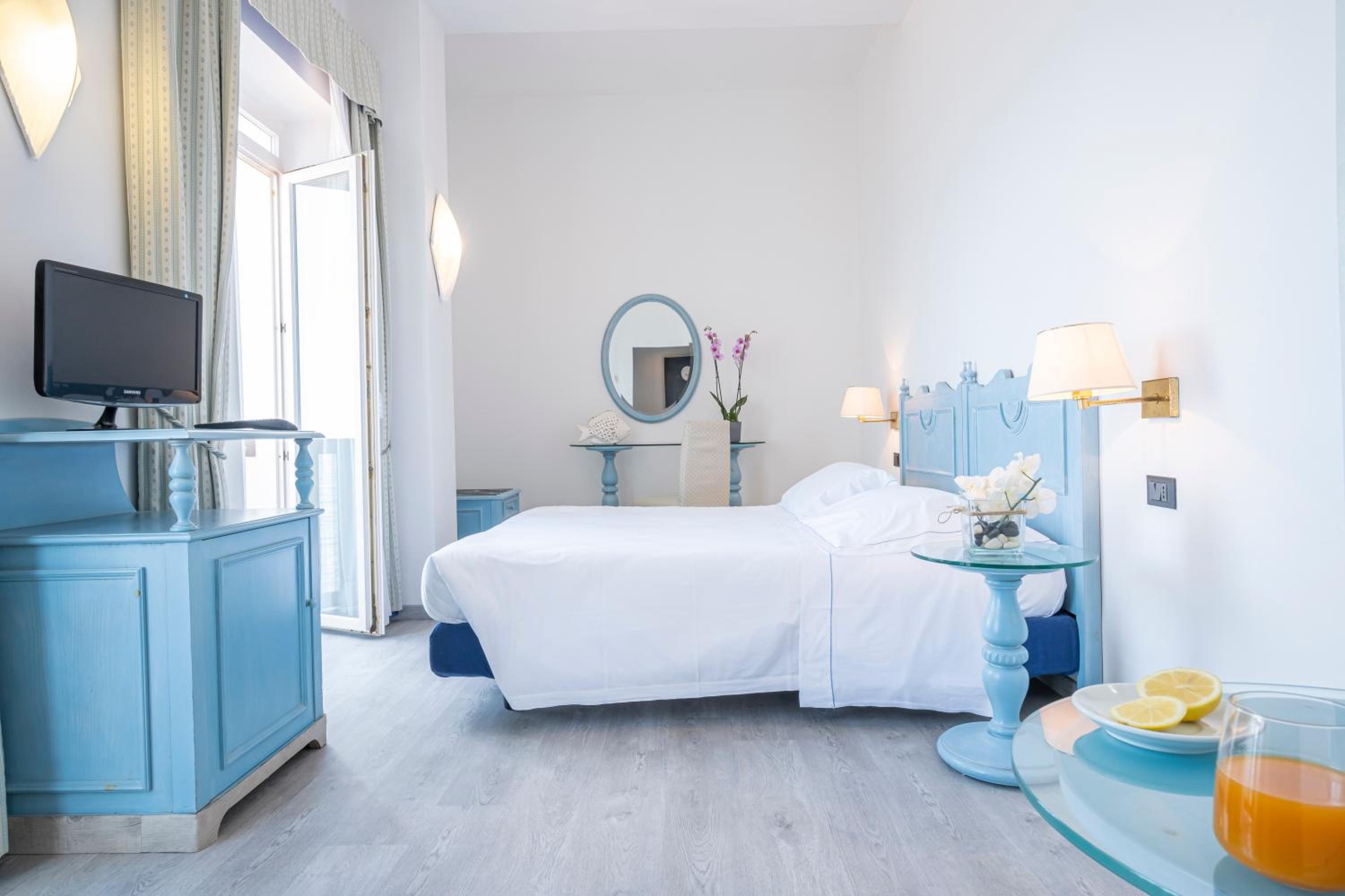 Double Room with Sea View - Photo 1
