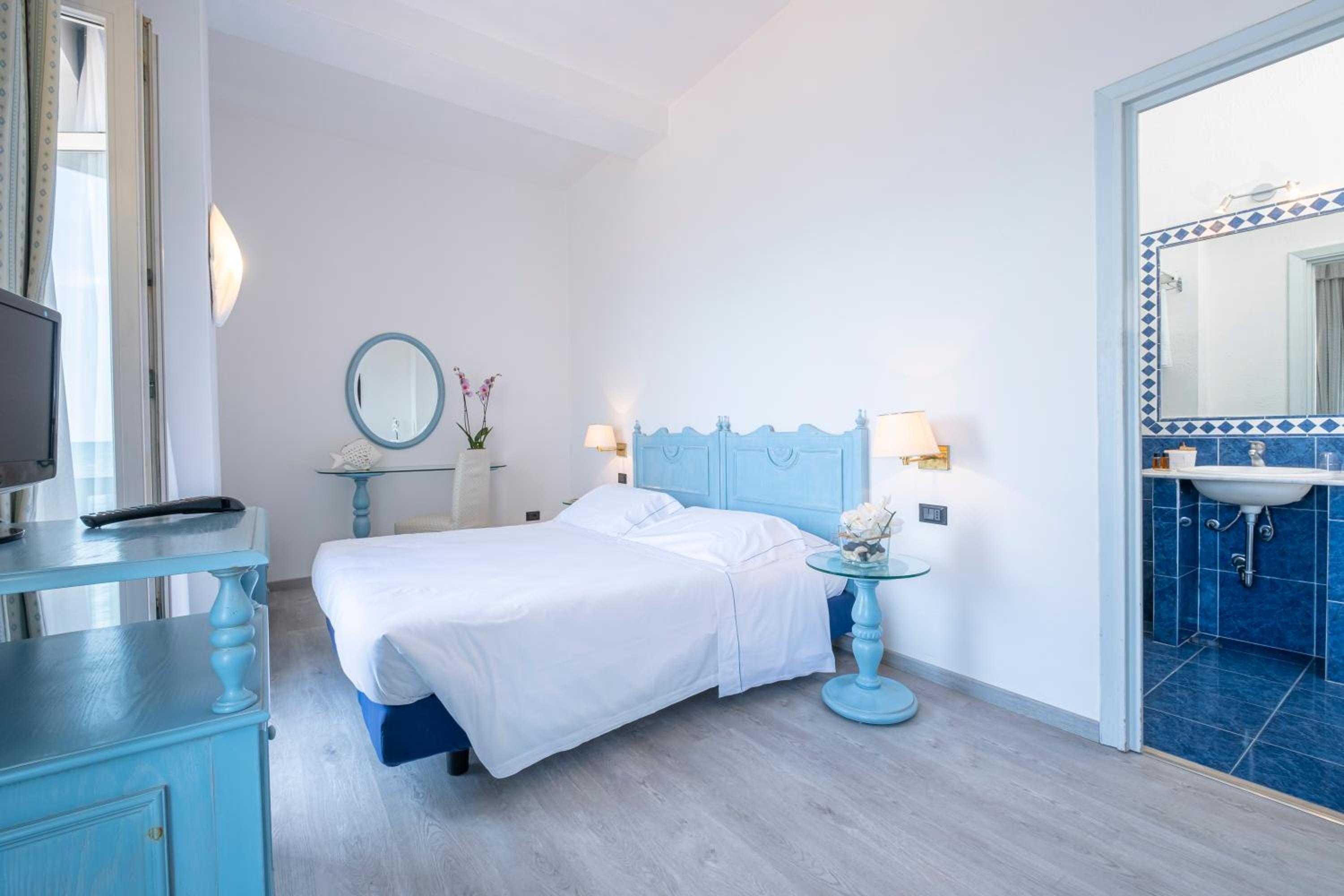 Double Room with Sea View - Photo 5