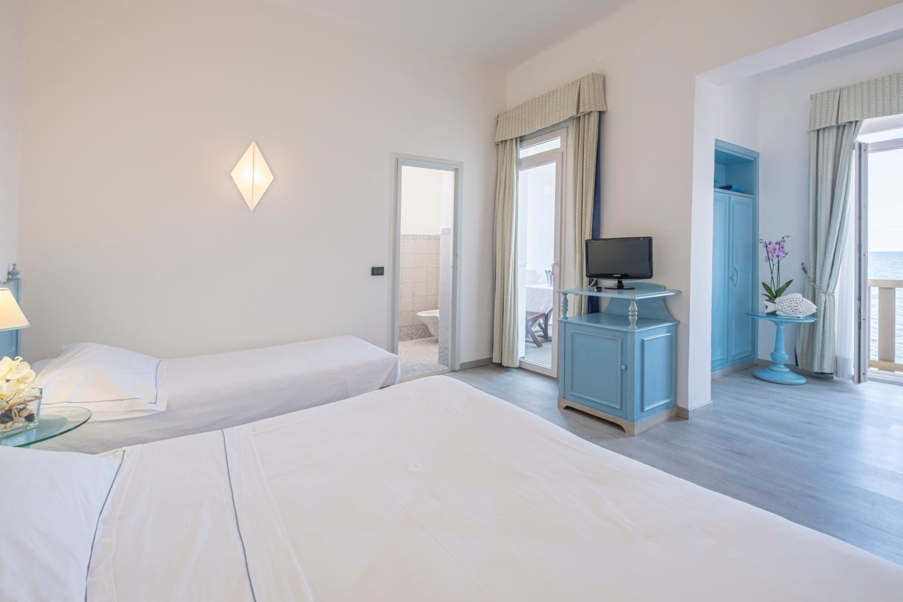 Double Room with Balcony and Sea View - Photo 1