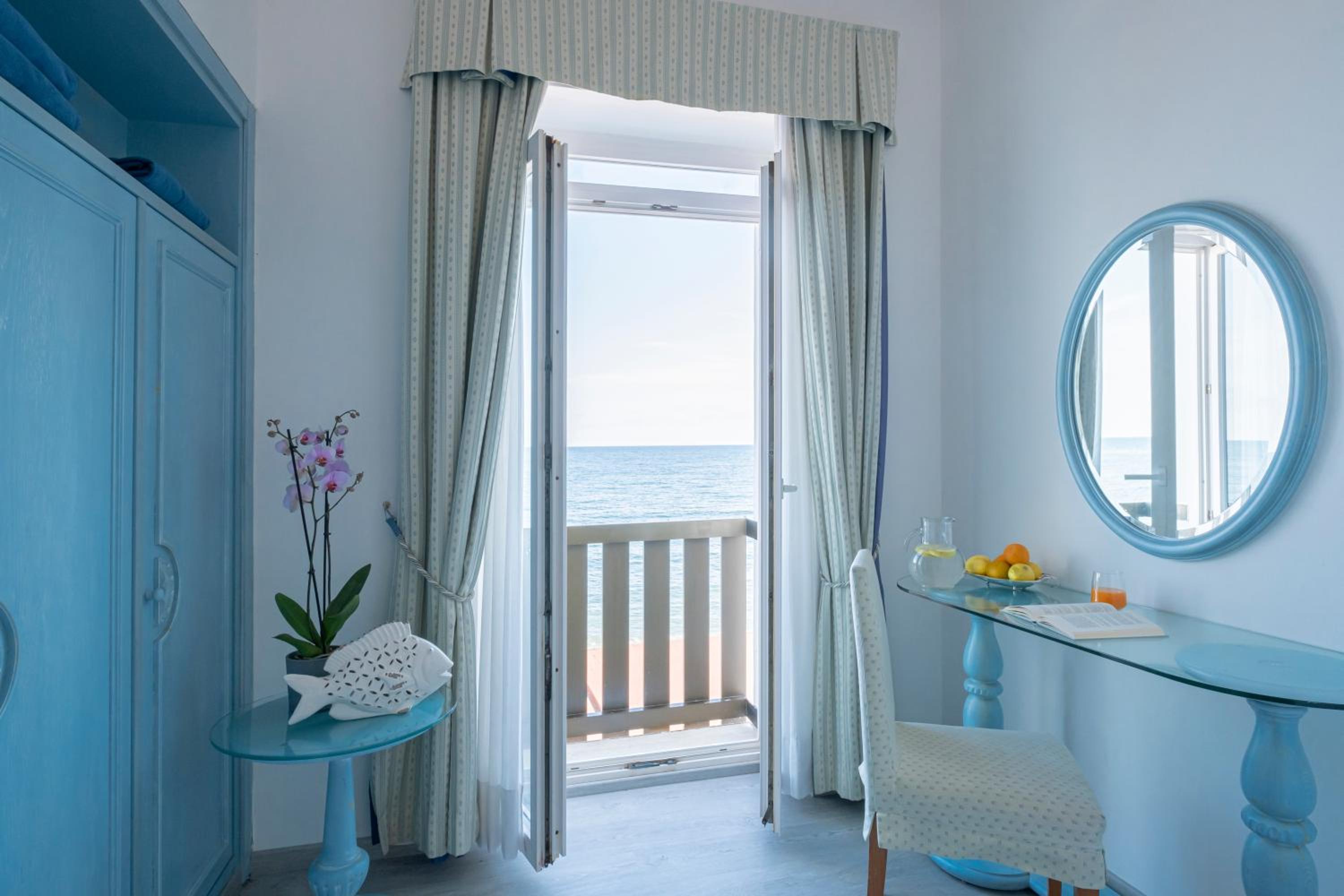 Double Room with Balcony and Sea View - Photo 2