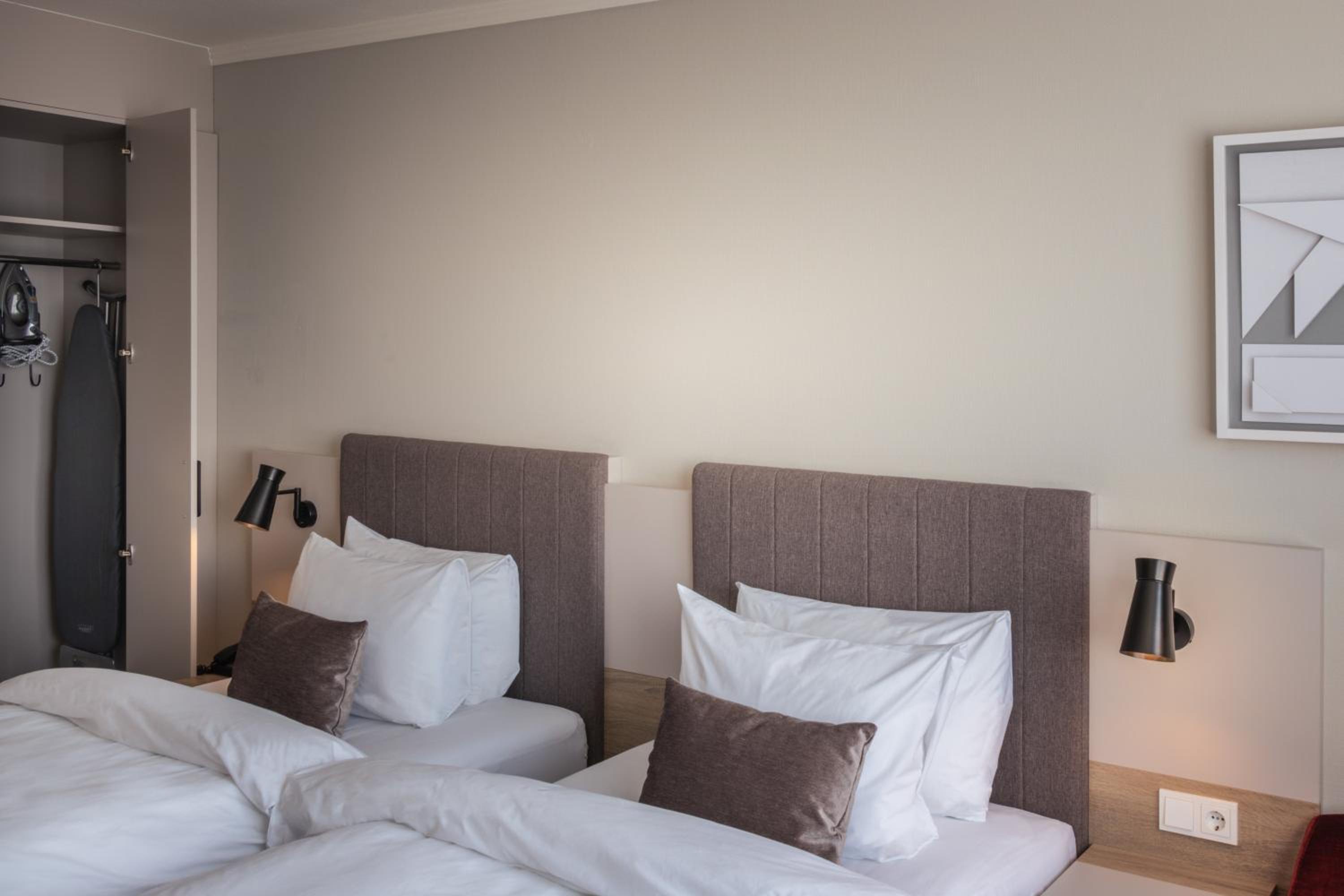 Standard Twin Room with Balcony and Mini-bar - Photo 1