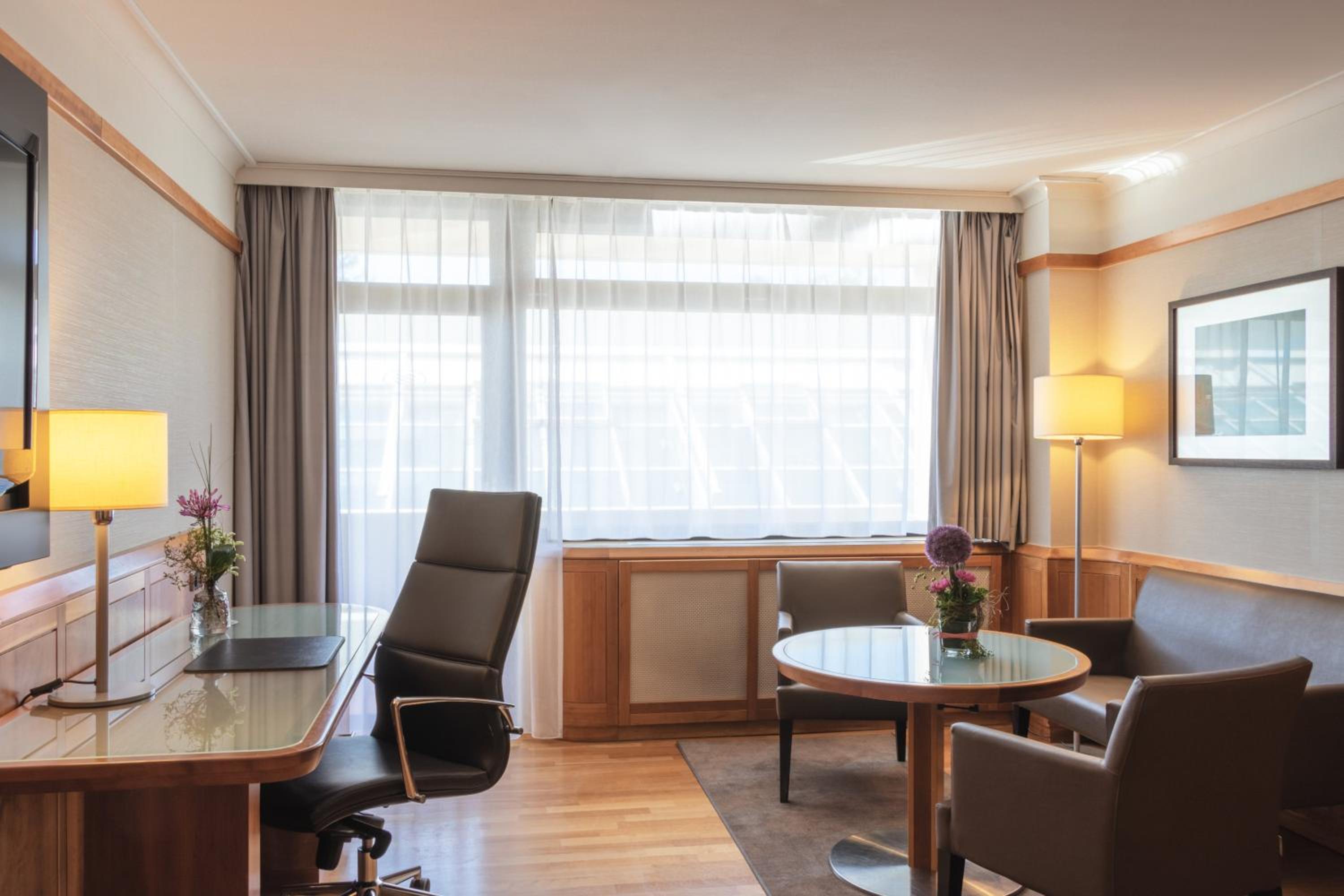 Business Suite - Photo 1