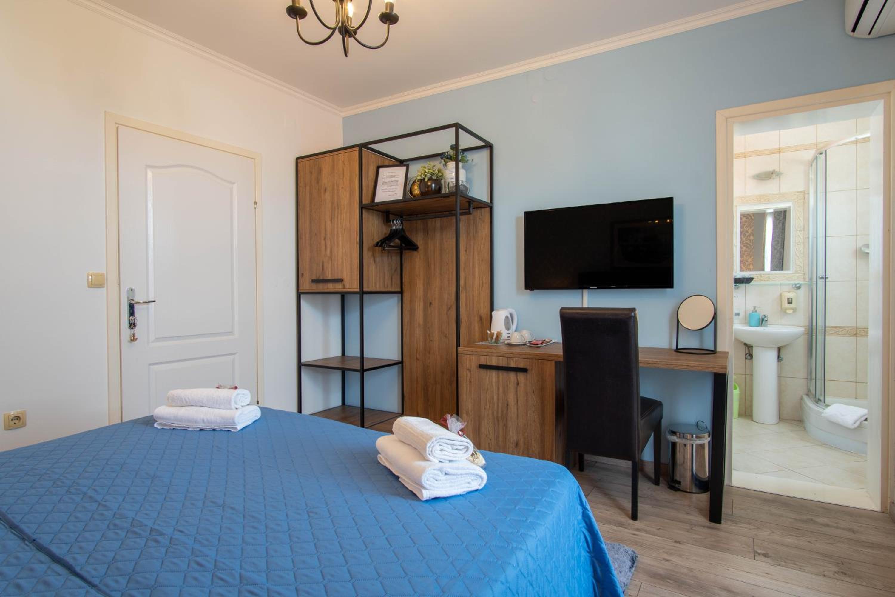 Double Room with Balcony and Sea View - Photo 20