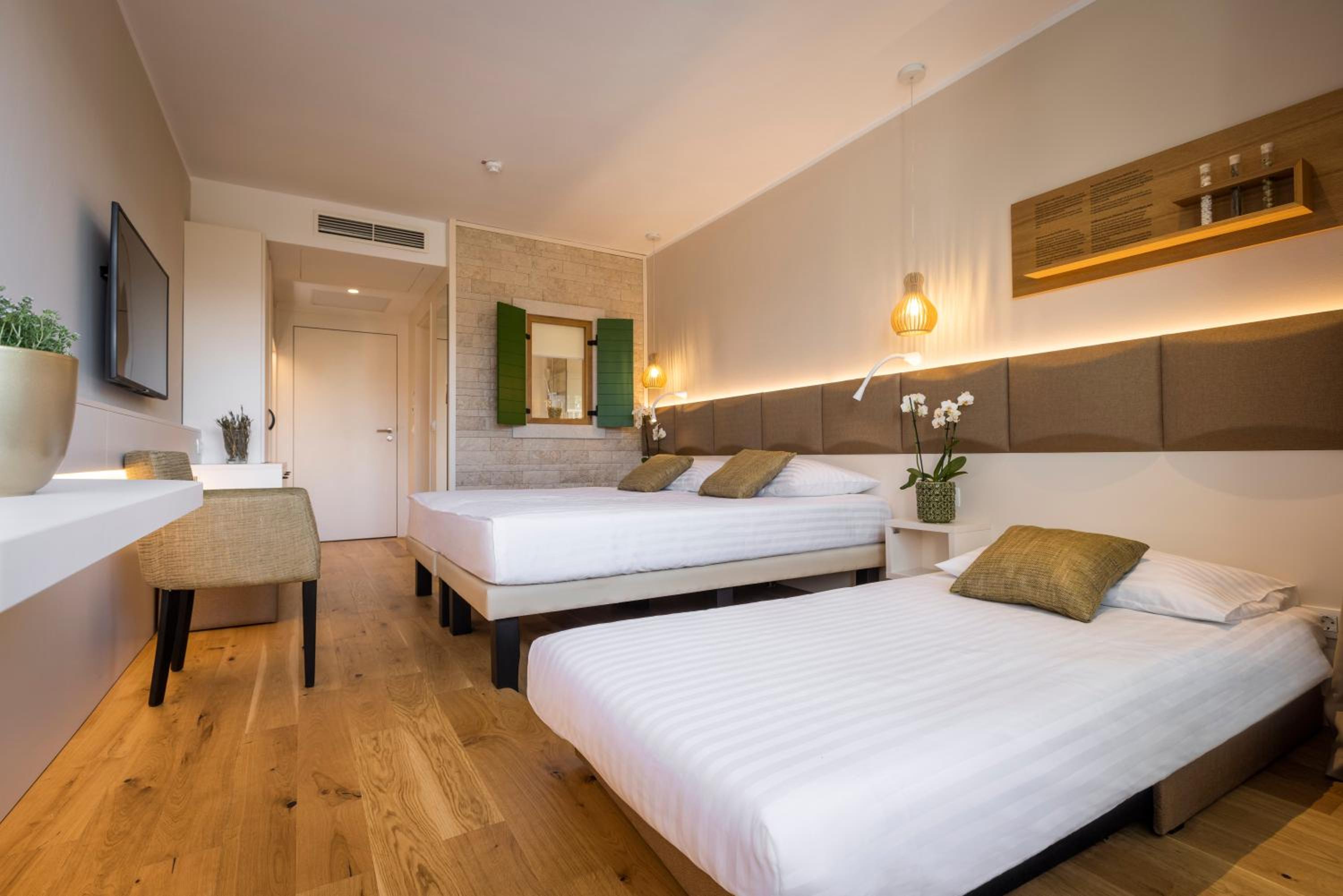 Superior Double or Twin Room with Extra bed, Balcony and Harbor view - Photo 2