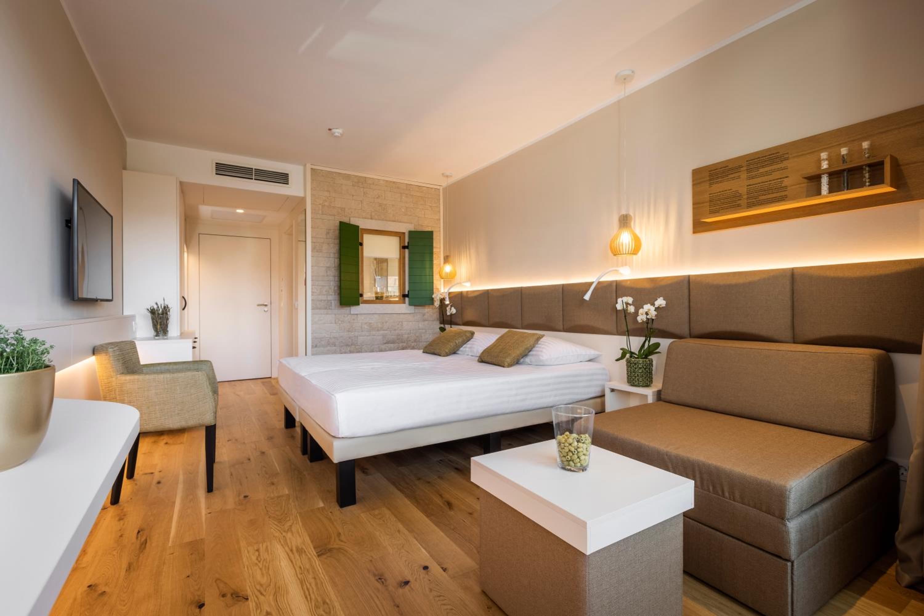 Superior Double or Twin Room with Extra bed, Balcony and Harbor view - Photo 5