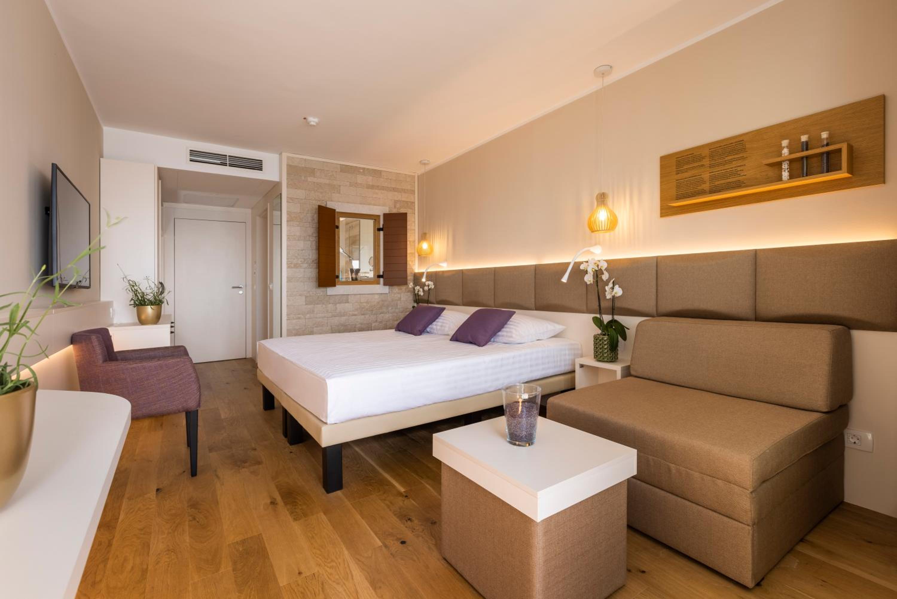 Superior Double or Twin Room with Extra bed, Balcony and Harbor view - Photo 4