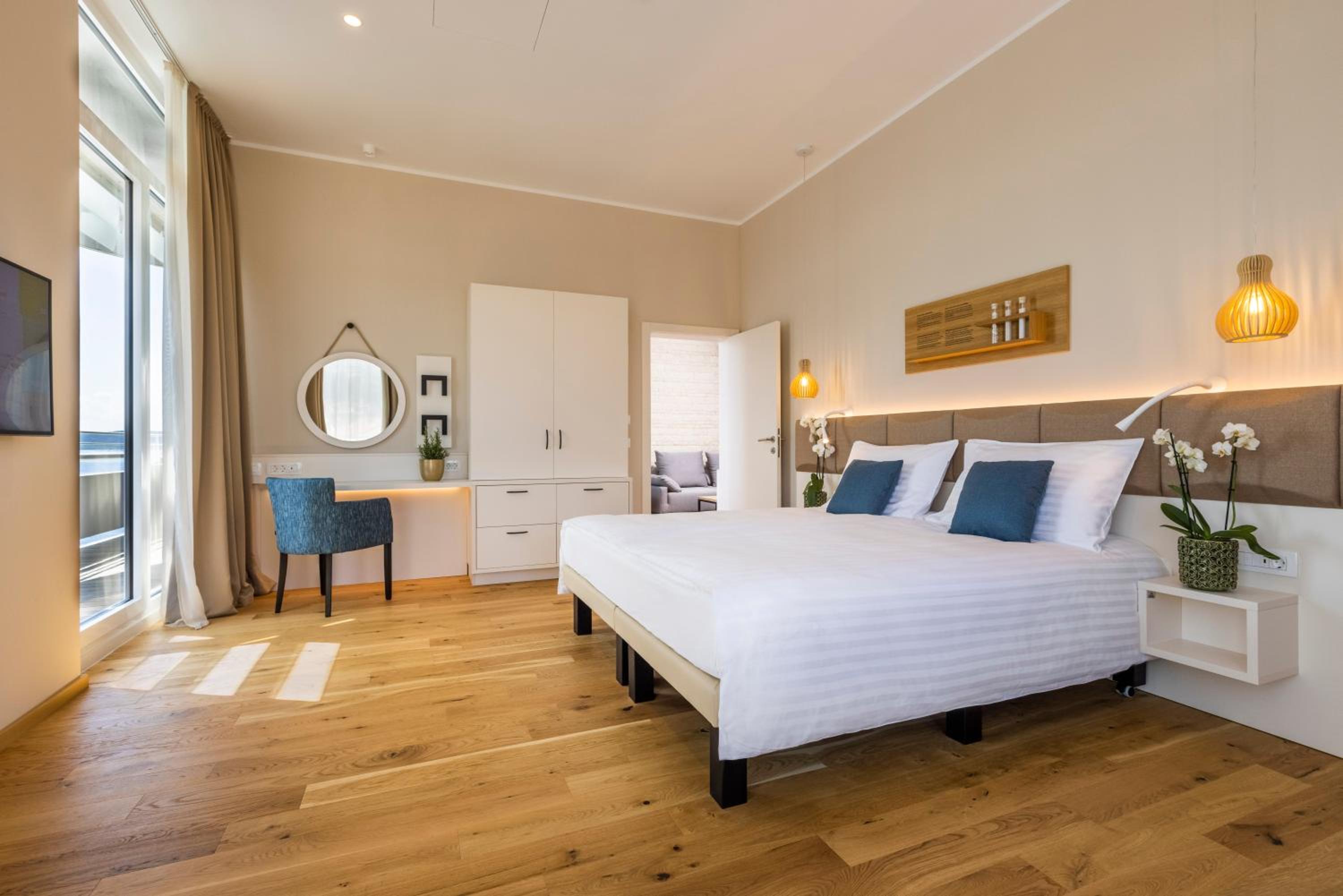 Admiral Suite with Sea View and Balcony (4 Adults) photo 1