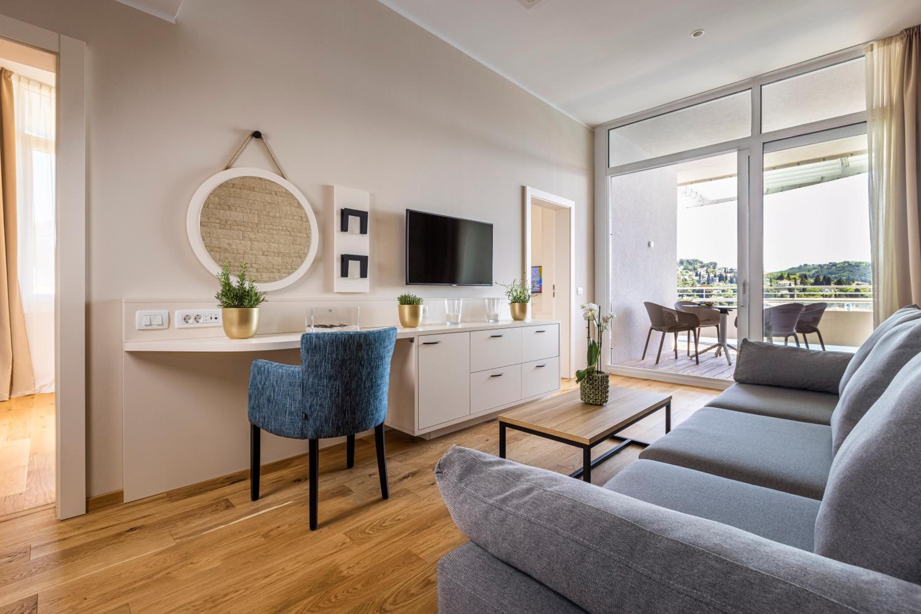 Admiral Suite with Sea View and Balcony (4 Adults) photo 2