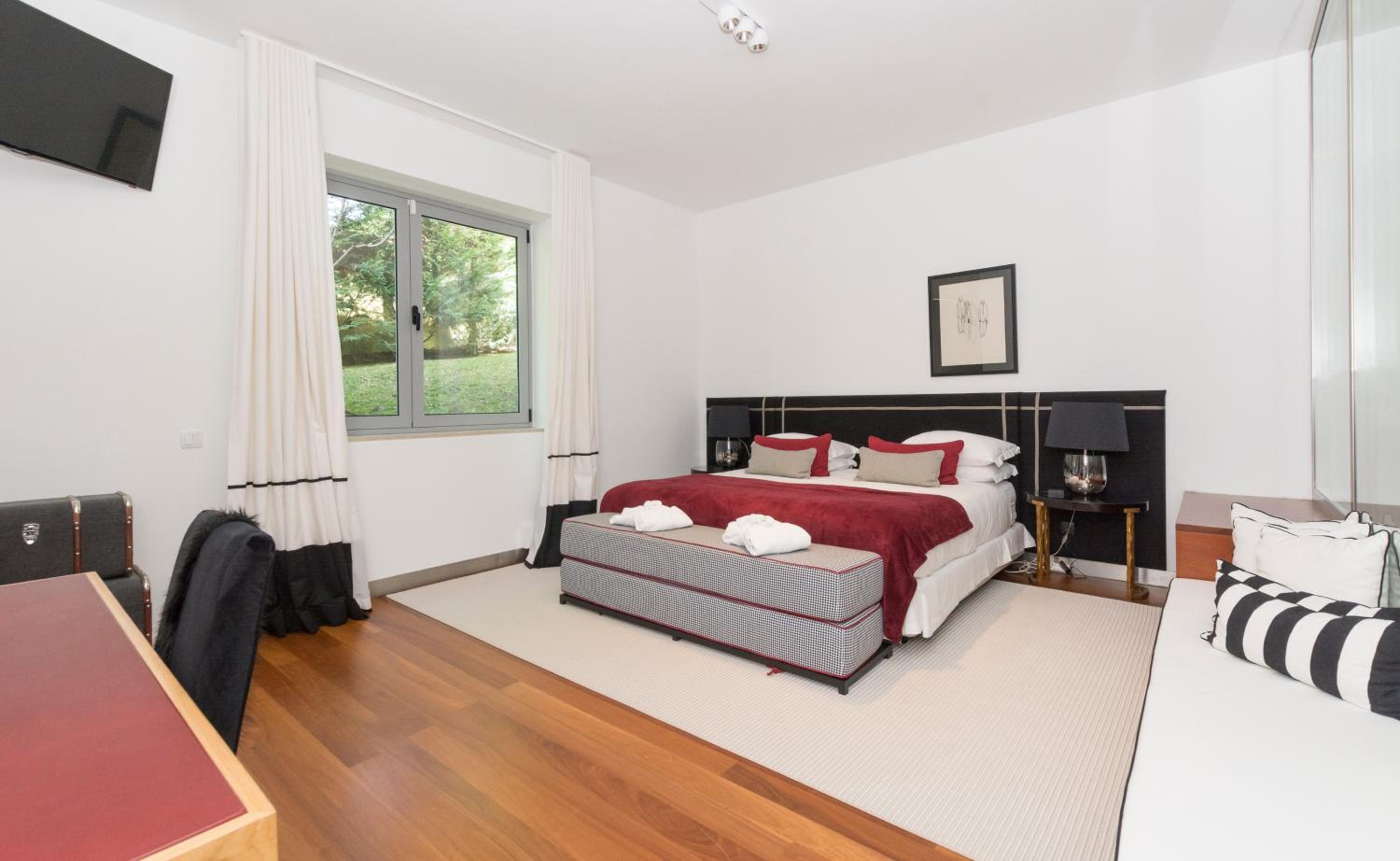 Superior Family Room photo 3