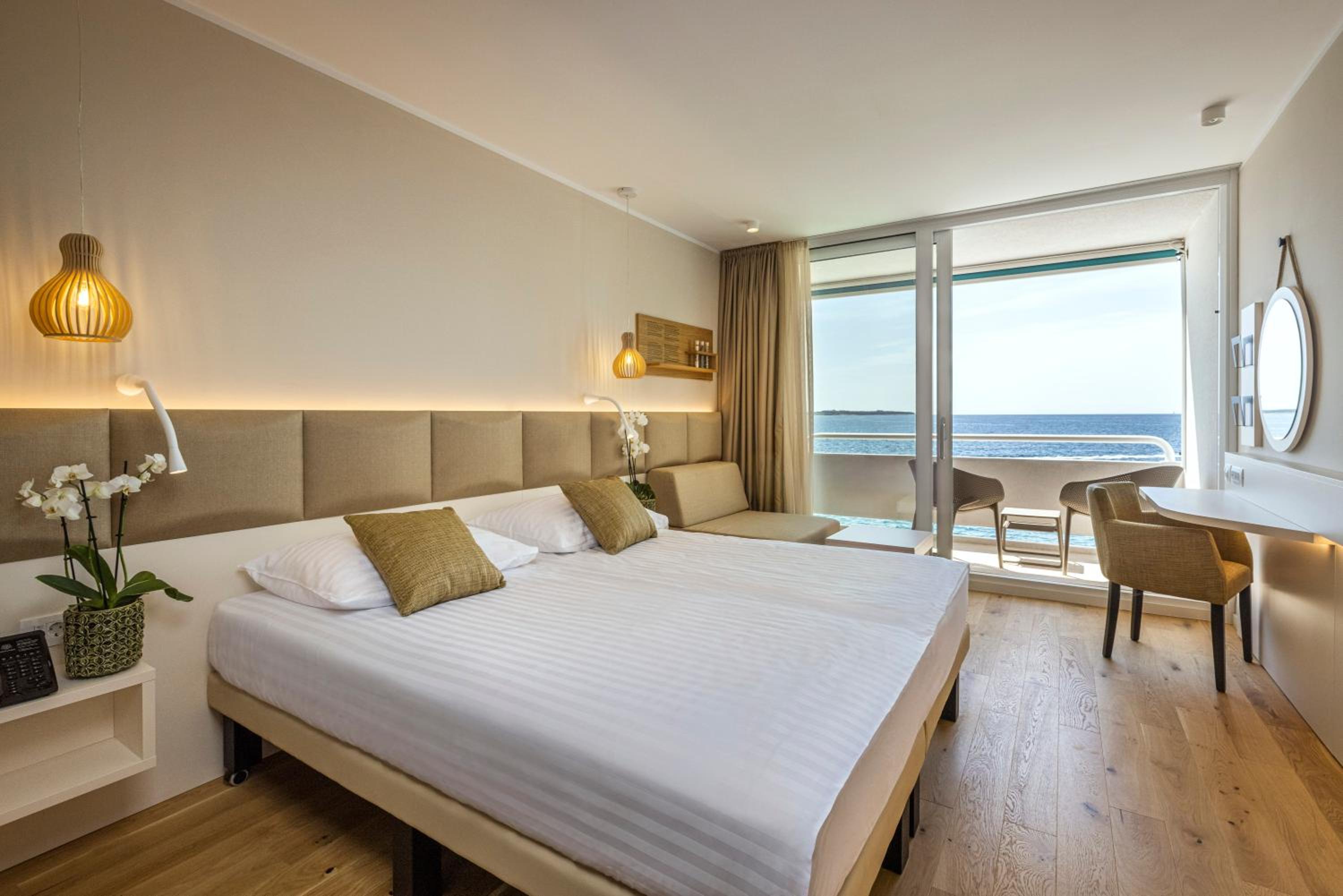 Superior Double or Twin Room with Extra Bed, Balcony and Sea View - Photo 1